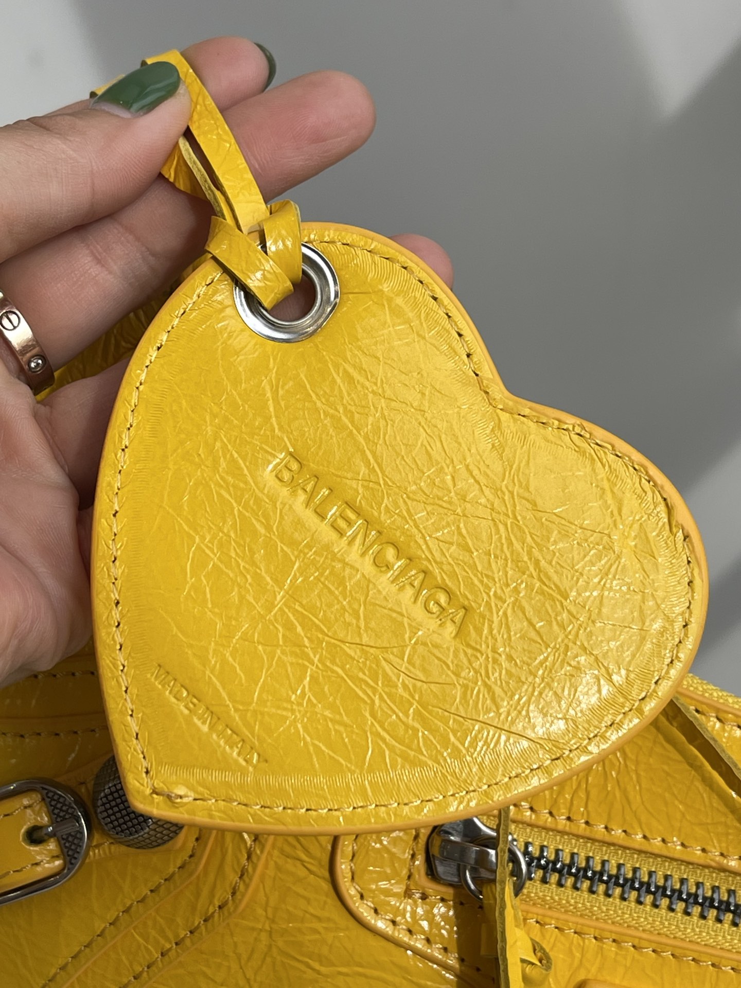 Balenciaga bag Let’s take a look at the imported sheepskin pleated crackle coin purse makeup mirror, with added details! — photo 7
