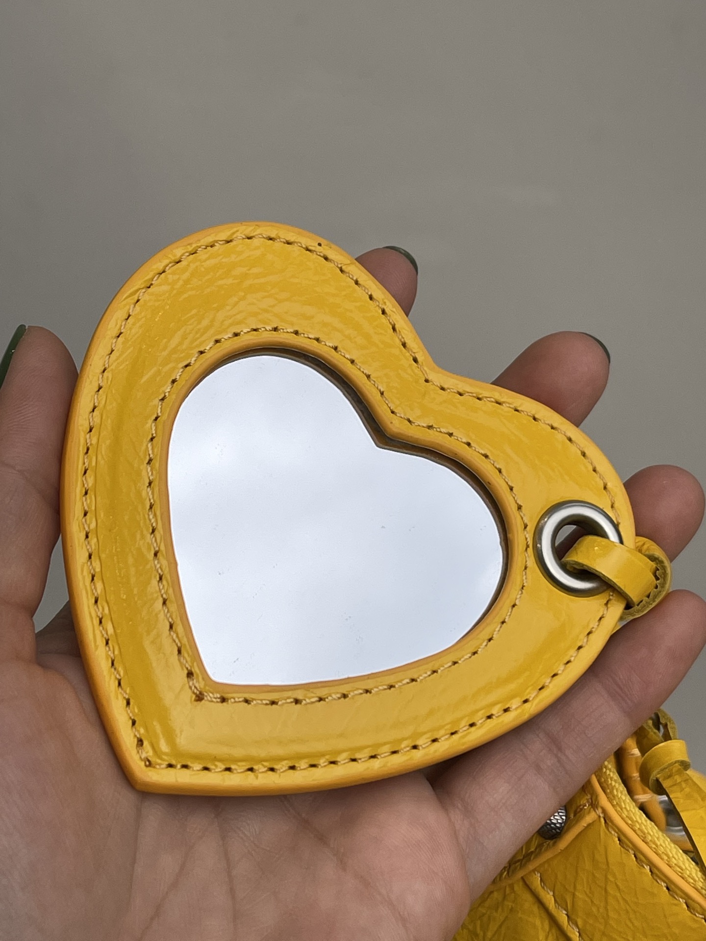 Balenciaga bag Let’s take a look at the imported sheepskin pleated crackle coin purse makeup mirror, with added details! — photo 6