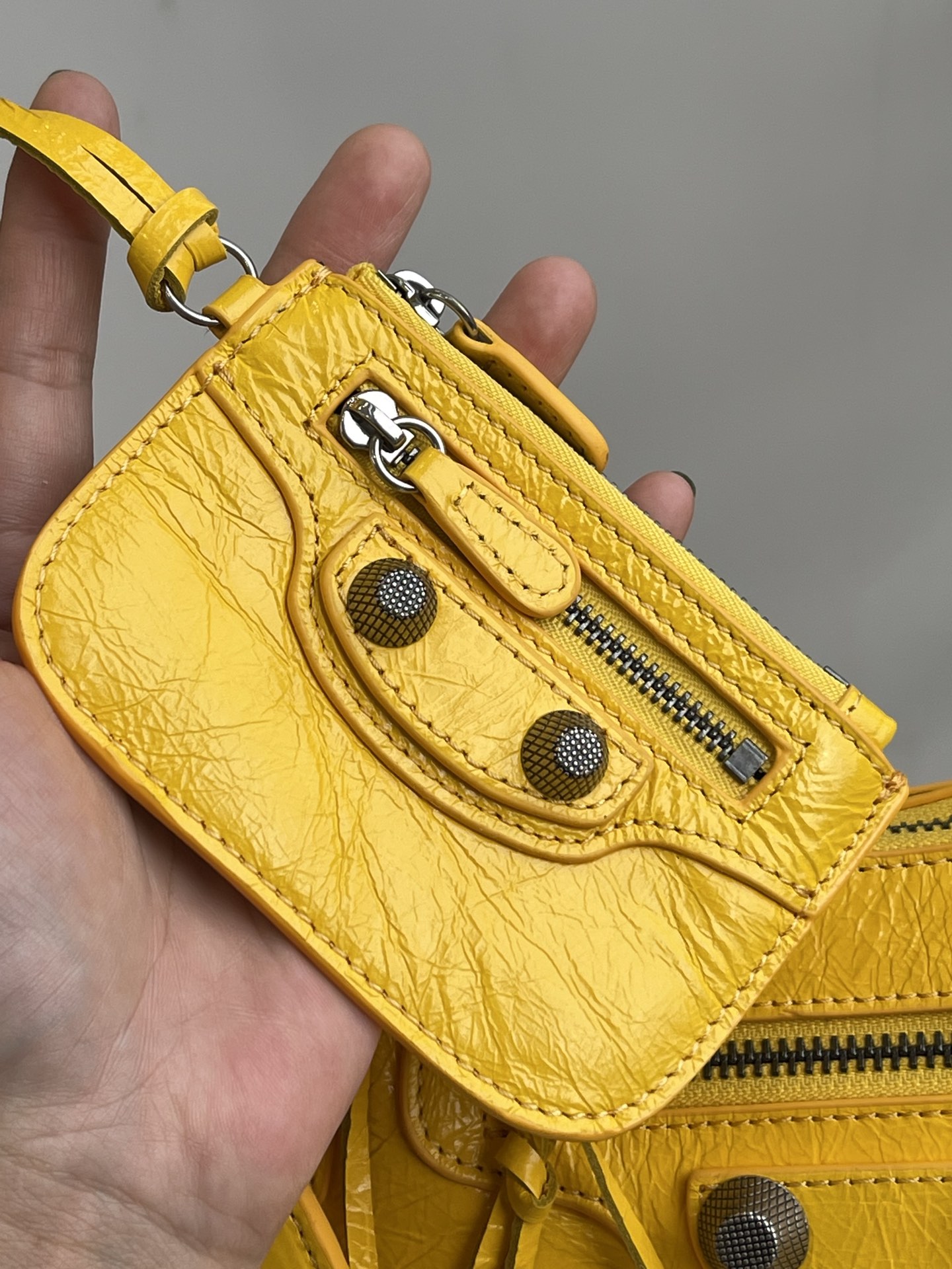 Balenciaga bag Let’s take a look at the imported sheepskin pleated crackle coin purse makeup mirror, with added details! — photo 2