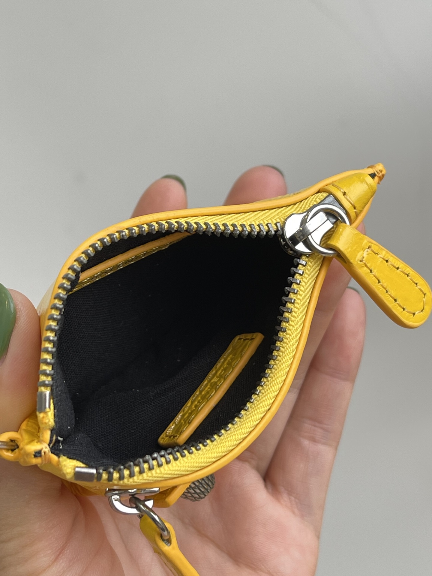 Balenciaga bag Let’s take a look at the imported sheepskin pleated crackle coin purse makeup mirror, with added details! — photo 5