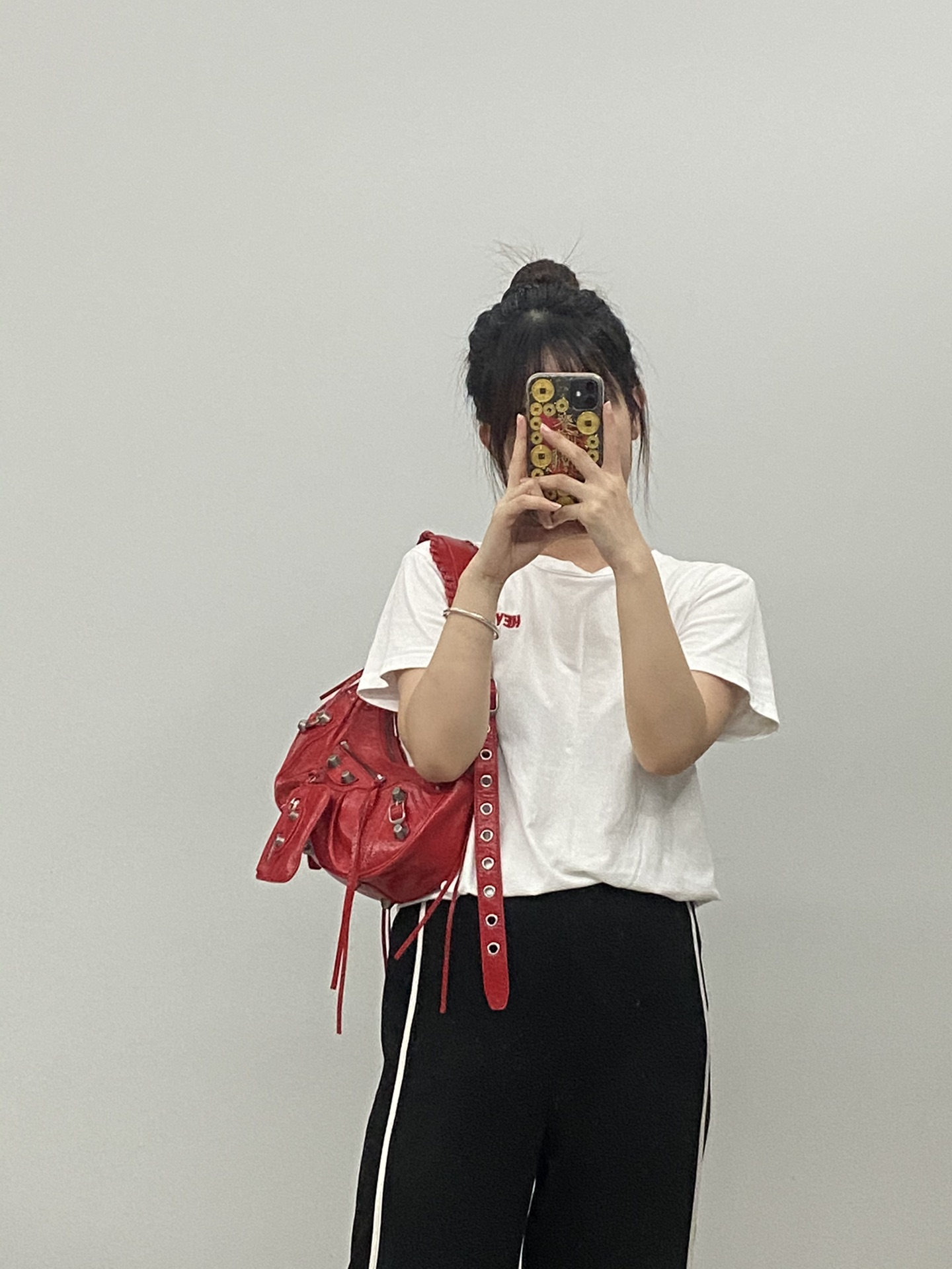 Sac Balenciaga Taille moyenne rendus réels du haut du corps, rouge — photo 6