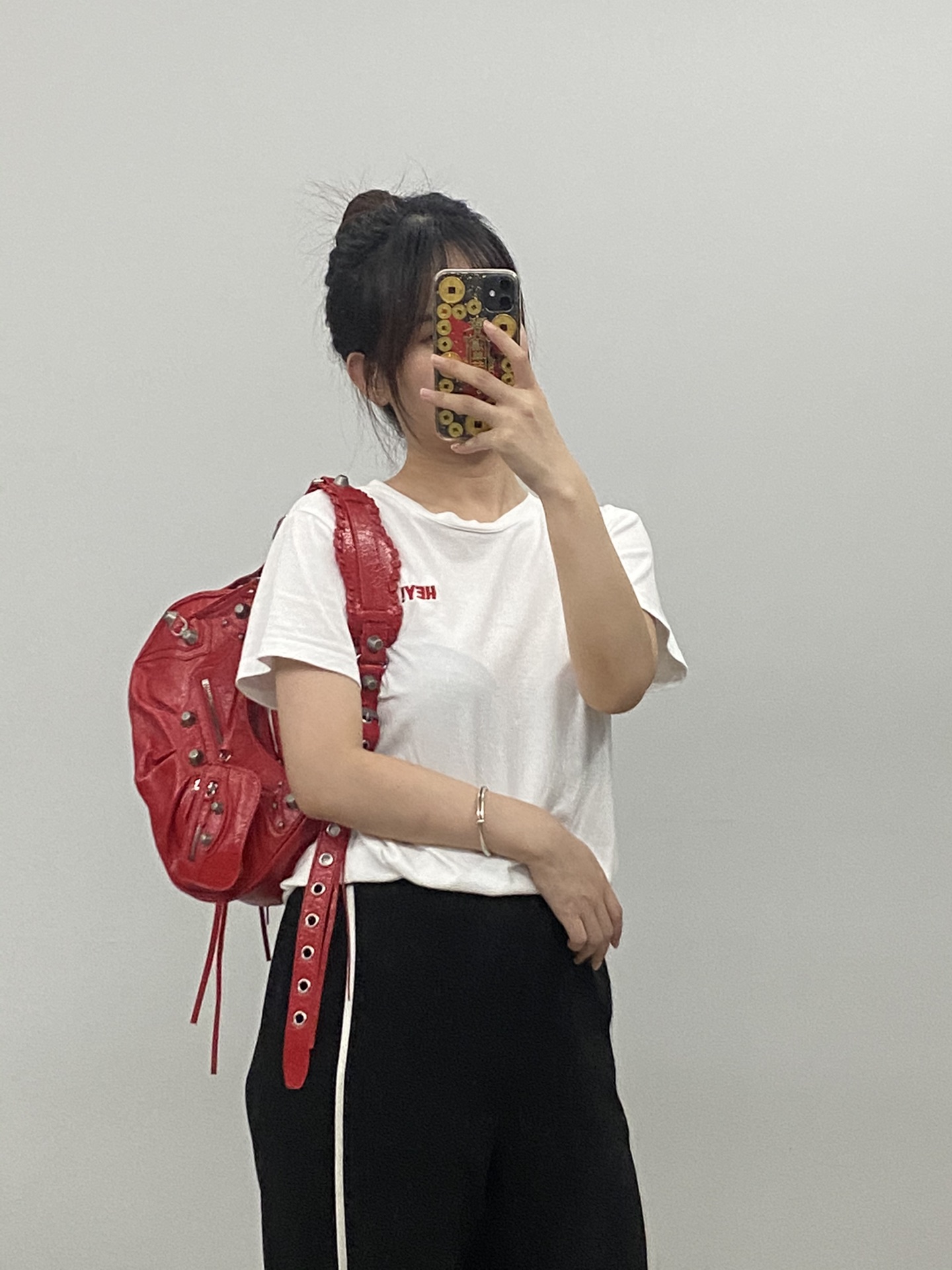 Sac Balenciaga Taille moyenne rendus réels du haut du corps, rouge — photo 4