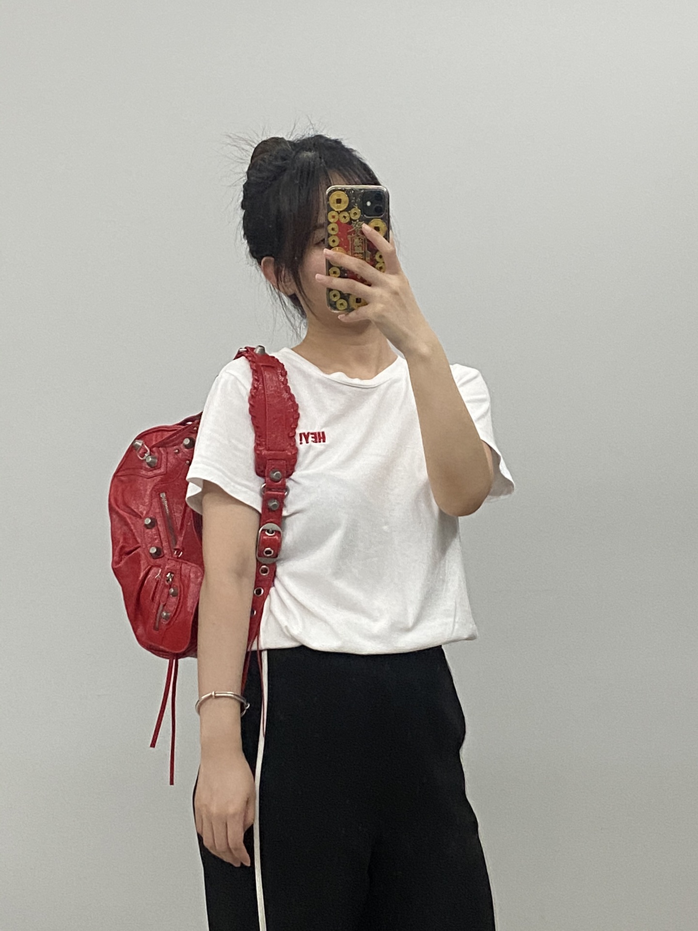 Sac Balenciaga Taille moyenne rendus réels du haut du corps, rouge — photo 3