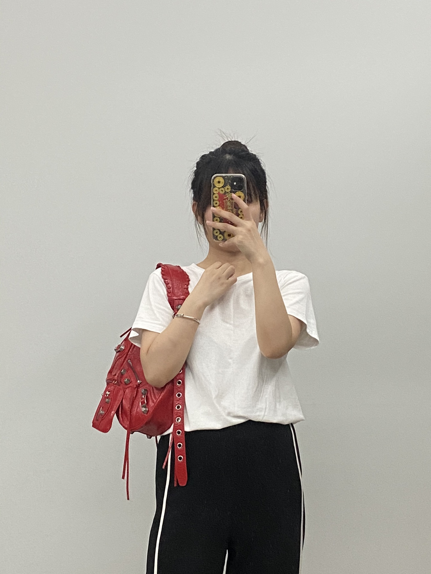 Sac Balenciaga Taille moyenne rendus réels du haut du corps, rouge — photo 5