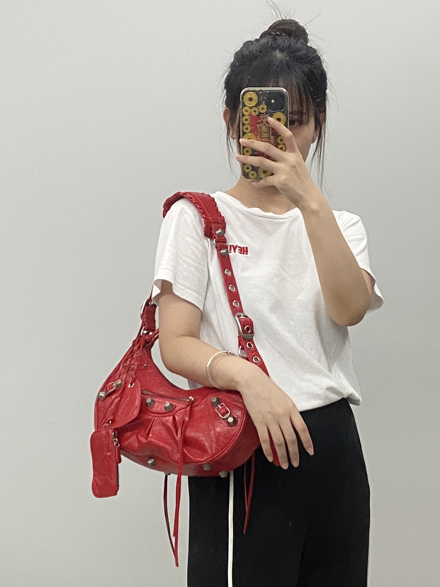Sac Balenciaga Taille moyenne rendus réels du haut du corps, rouge — photo 2