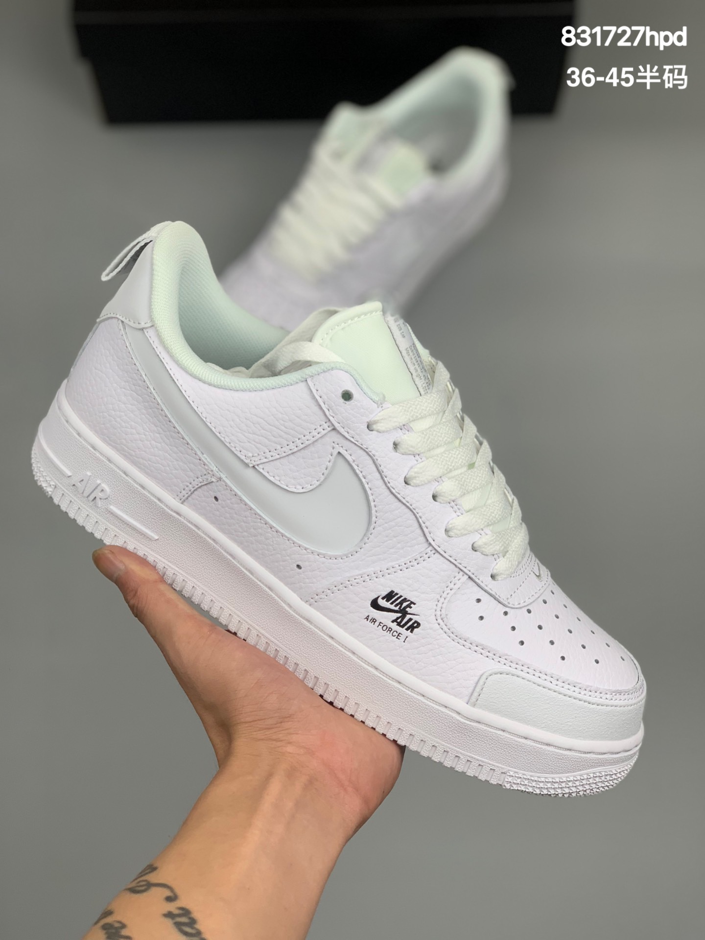 
Air Force 1 Low 空军一号低帮百搭休闲运动板鞋  
柔软、弹性十足的缓震性能和出色的中底设计 
横跨复古与现代的外型结合 
造就出风靡全球三十多年的Force 1 
货号：CV3039 100
尺码：36 36.5 37.5 38 38.5 39 40 40.5 41 42 42.5 43 44 44.5 45
编码:831727hpd