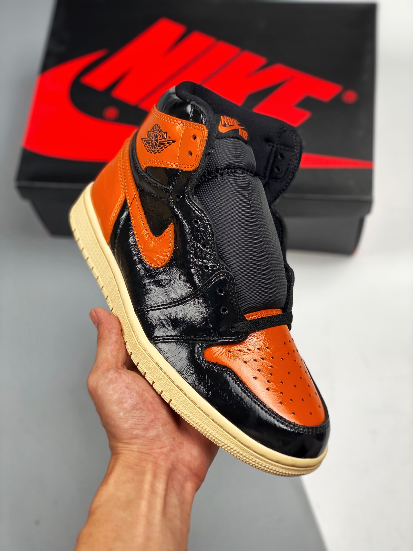Air Jordan 1 Retro High OG 猪油扣碎 纯原大厂出品 同价区间品质天花板 原装纸板原楦开发 极致鞋型一眼正即视感 #独家私模原档案开模，自动区别市面版本 #全鞋采用东莞头层皮，用料绝不含糊 #飞翼3D高频立体感十足…