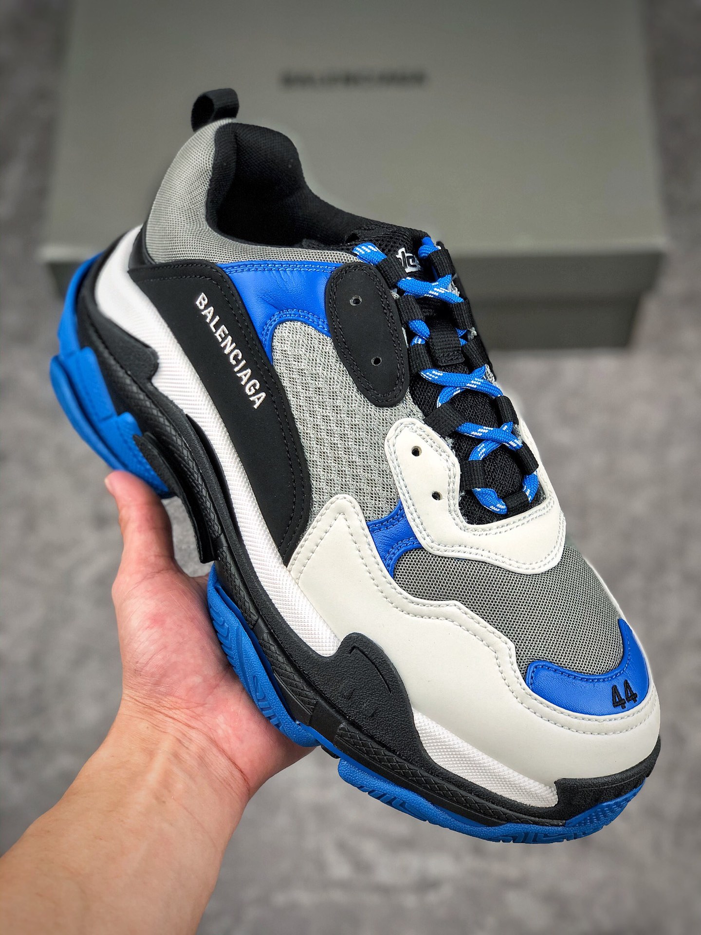  终端放店
Balenciaga Triple S 
巴黎世家 意产纯原版本 
正确字体电绣 粗细、位置、大小正确
侧边TPU 透气孔匹配意产原版
正确八层分离大底，TPU软底 原版一致
