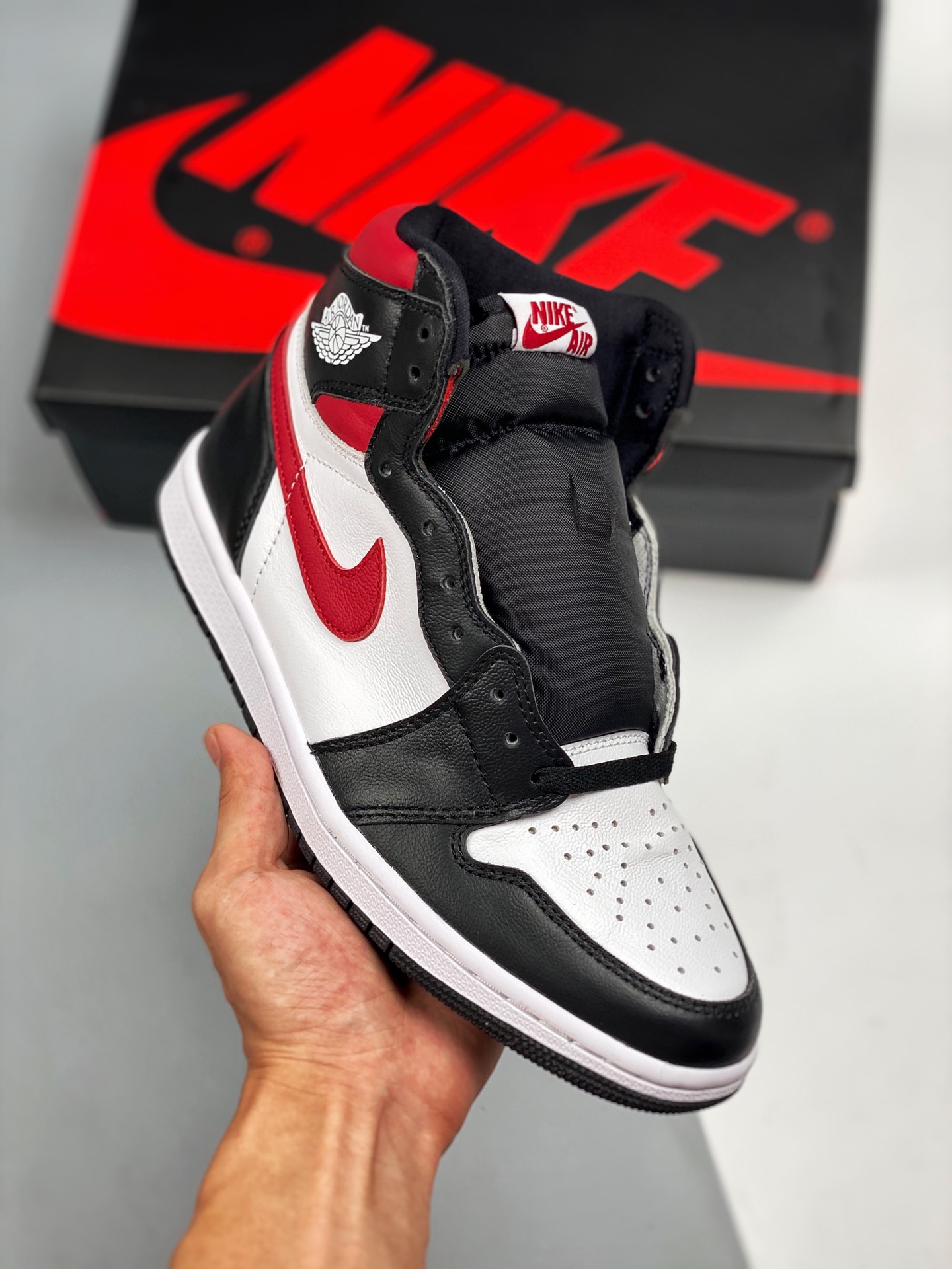 Air Jordan 1 Retro High 红钩黑脚趾 纯原大厂出品 同价区间品质天花板 原装纸板原楦开发 极致鞋型一眼正即视感 #独家私模原档案开模，自动区别市面版本 #全鞋采用东莞头层皮，用料绝不含糊 #飞翼3D高频立体感十足 细…