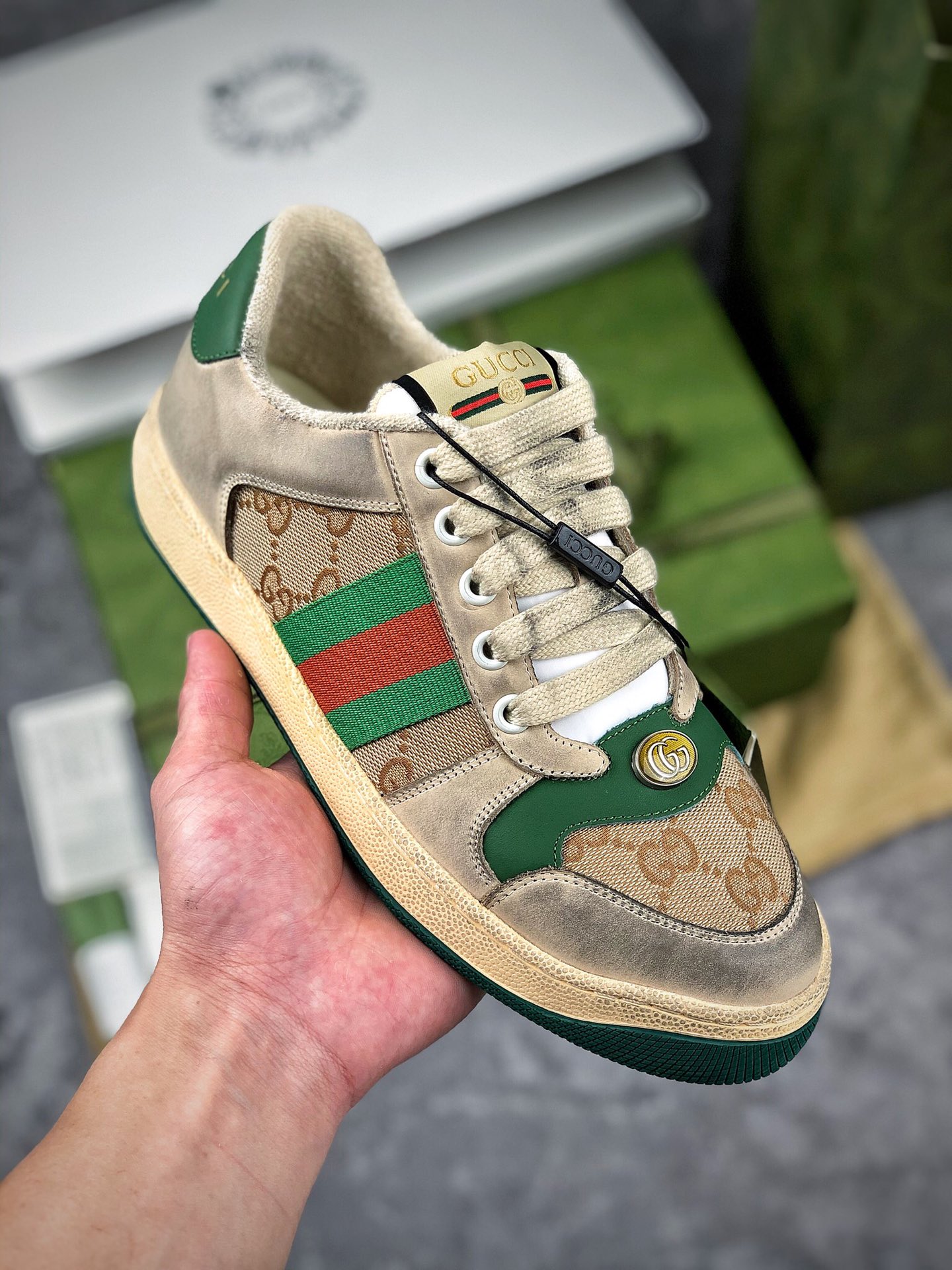  核心放店 
现货主推 2021包装全新升级 B包性价比芯片版本
Gucci Distressed Screener sneaker 幸运绿 经典型原复古百搭做旧老板爹鞋/复古学院风 怀旧版 原版做旧 
#右脚鞋嵌底入NFC防伪芯装片置＋鞋盒标二唯扫码描 秒进官网
#原装大意利进口 里外全皮 全套包装 
#全头层顶软级牛皮 广东代出工品 
码数：35-45