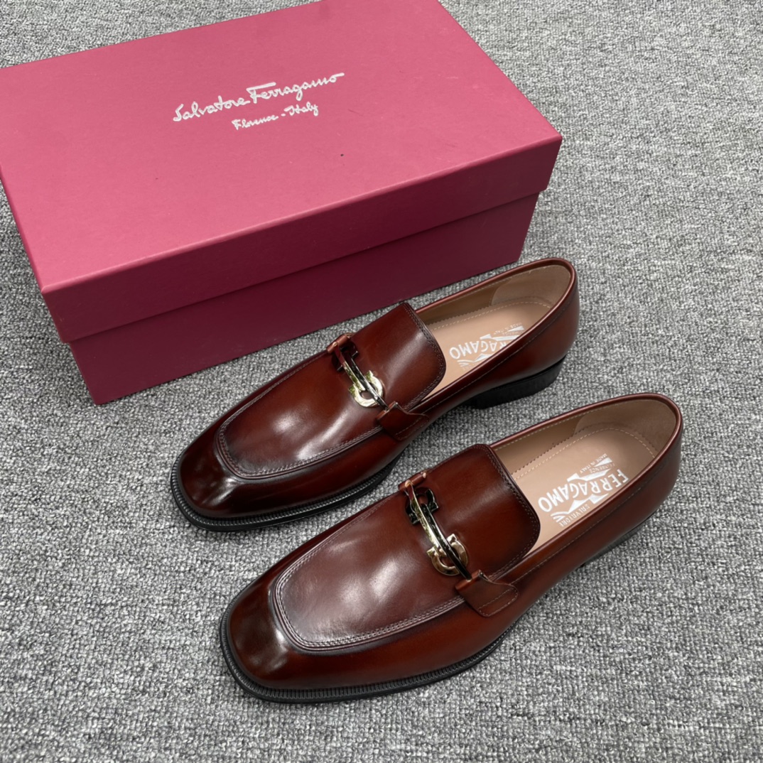 NO:275078,FS Ferragamo Craft Goodyear Hand-made Cold Sticker, imported leather embryo from Italy, ancient hand-painted color with the latest hardware buckle of the counter, the inner body dyed calfskin, delicate leather, gloss and transparent, full leather leather outsole, forefoot sole and upper car solid line, heel composite rubber bottom laser brand logo, comfortable and non-slip, every detail is exquisite, full set of original packaging, size 39/40/41/42/43/44/45,,ferragamo,cowhide19860909FS 菲拉格慕 工艺固特异手工冷粘 意大利进口皮胚 胎牛皮皮面古法手工擦色 搭配专柜最新五金扣 内里本染小牛皮 皮质细腻 光泽透亮 全真皮皮层大底 前掌大底与鞋面车实线 后跟复合橡胶底片镭射品牌标识 舒适防滑 每一个细节都是精工细作 全套原包装 尺码39/40/41/42/43/44/45,,ferragamo,cowhide,Men's shoes