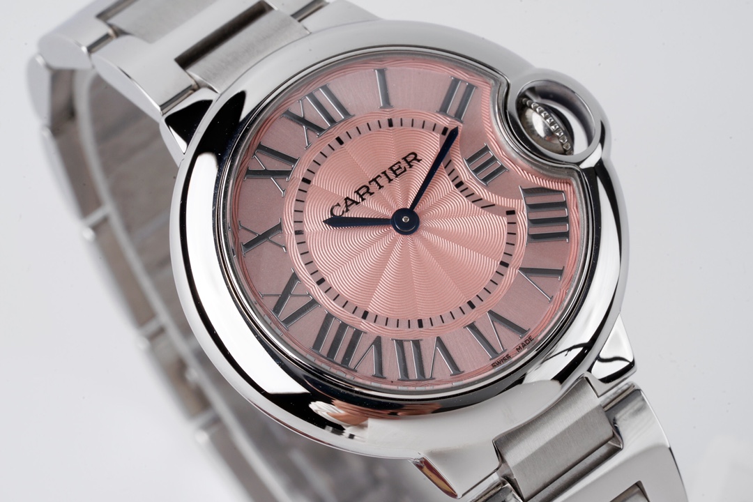 🌐AF最美复刻 卡地亚33mm蓝气球W6920084石英女表! 全新升级版本!只有少量到货!先抢先得! 是市场仿真度最高的同款女表!采用最好的的1比1壳套!蓝宝石水晶镜面!瑞士石英机芯!原装尖晶石表冠!原厂级表盘字面!瑞士烧钢蓝针!三度防水! 品质好!性价比高!可选配多种色彩皮质表带!包装再升级同步!一表一号一吊牌,三码合一!扫码数据跟足正品!是市场唯一一家有买正品开发的厂家!推荐,买石英款蓝汽球女表,认准AF!