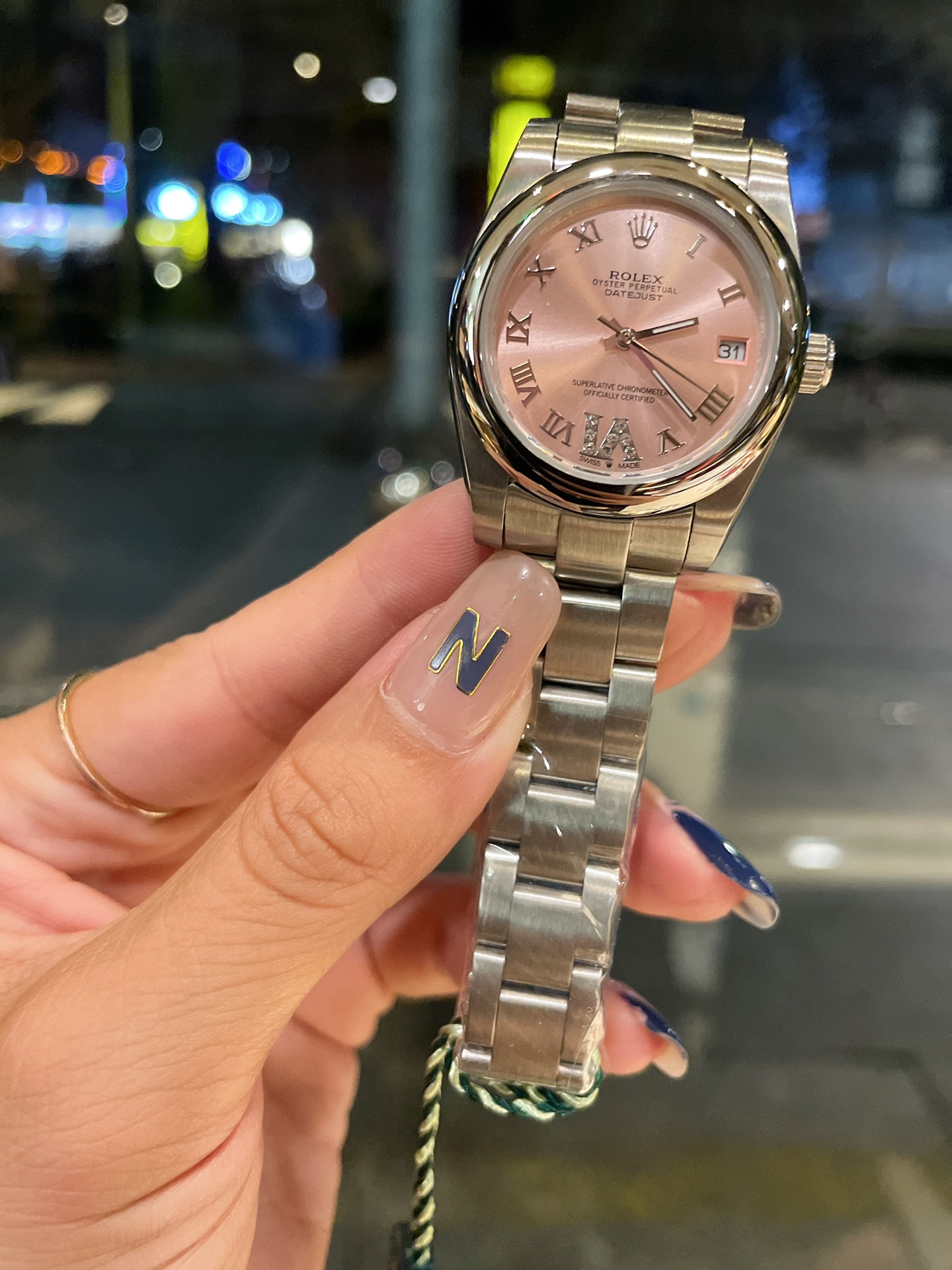 K0   劳力士 Rolex  日志 系列经典女款310 实芯五珠钢带-原装压扣  设计显出独特高贵优雅女神气质316精钢表壳搭配施华洛世奇水晶钻石，纯手工镶嵌而成，女性气质，高端大气，不显浮华的风格广受成功人士喜爱，逐渐深刻人心，并备受各界女士推重。工艺精湛，糅合尊贵、典雅和独特气质于一身