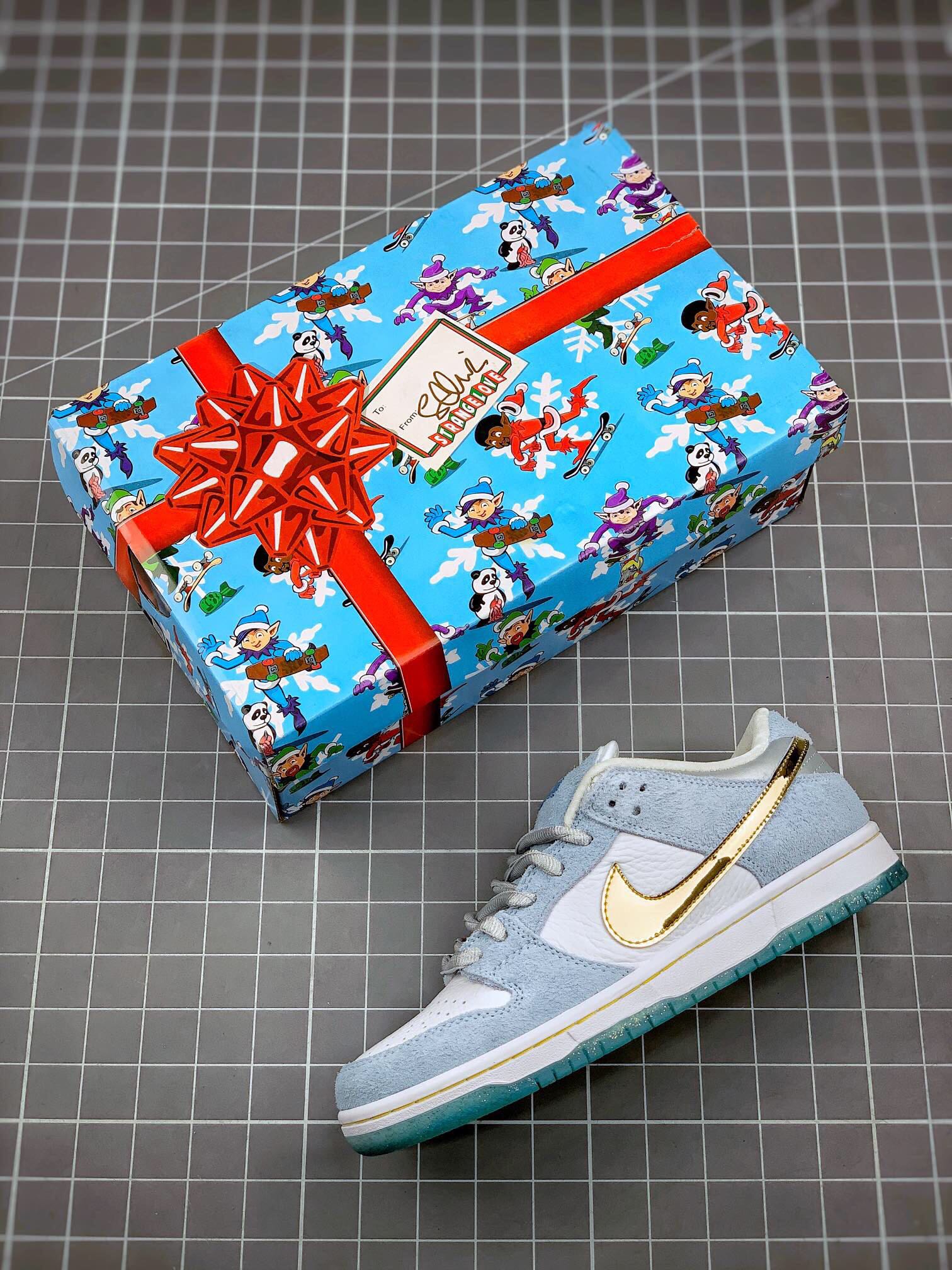 💰160真标💰240公司级💰320纯原版
sean cliver x sb dunk low pro qs 
从鞋垫图案来看，新款为圣诞主题。采用白色皮革与心灵蓝色贝壳头m2k雪地靴aj1满天星sacai华夫天使阿甘n翻毛皮制作空军一号低帮高帮鞋面，搭配金属欧文篮球鞋金色swoosh以及max97银灰色nb327后跟。鞋舌鬼冢虎标牌附“cliver”字样刺绣，配以银色鞋带、丝绒内衬以及亮片外底 dc9936-100 
size：36-46