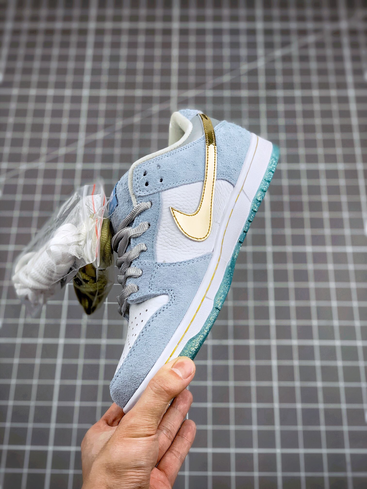 💰160真标💰240公司级💰320纯原版
sean cliver x sb dunk low pro qs 
从鞋垫图案来看，新款为圣诞主题。采用白色皮革与心灵蓝色贝壳头m2k雪地靴aj1满天星sacai华夫天使阿甘n翻毛皮制作空军一号低帮高帮鞋面，搭配金属欧文篮球鞋金色swoosh以及max97银灰色nb327后跟。鞋舌鬼冢虎标牌附“cliver”字样刺绣，配以银色鞋带、丝绒内衬以及亮片外底 dc9936-100 
size：36-46