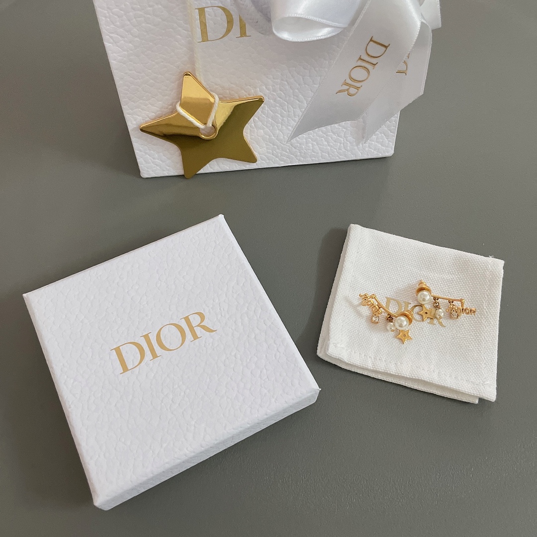 NO:634077,88150 [D letter bead and diamond earring clip] Z, my wife is so beautiful!  Not only does the upper ear look good, the design is also very unique!  The size and length are just right. Too long is too feminine, too short is unattractive. This design is just right and gives you a very strong sense of fashion and design!  It’s so good-looking that you don’t need it, so be sure to join it, and it will directly help you make a lot of money!  ,,earrings,Cardia high-end jewelry1986090988150【D字母珠钻耳环夹】Z ,太太太美了！不仅仅上耳好看,设计也很独特！大小尺寸长短拿捏得恰到好处,太长又过于女人,太短又没有美感,刚刚好这个设计给你非常强的时尚感跟设计感！真心好看得不要不要的,一定要入,还直接帮你赚了多！,,earrings,卡迪亚高端饰品,Jewelry