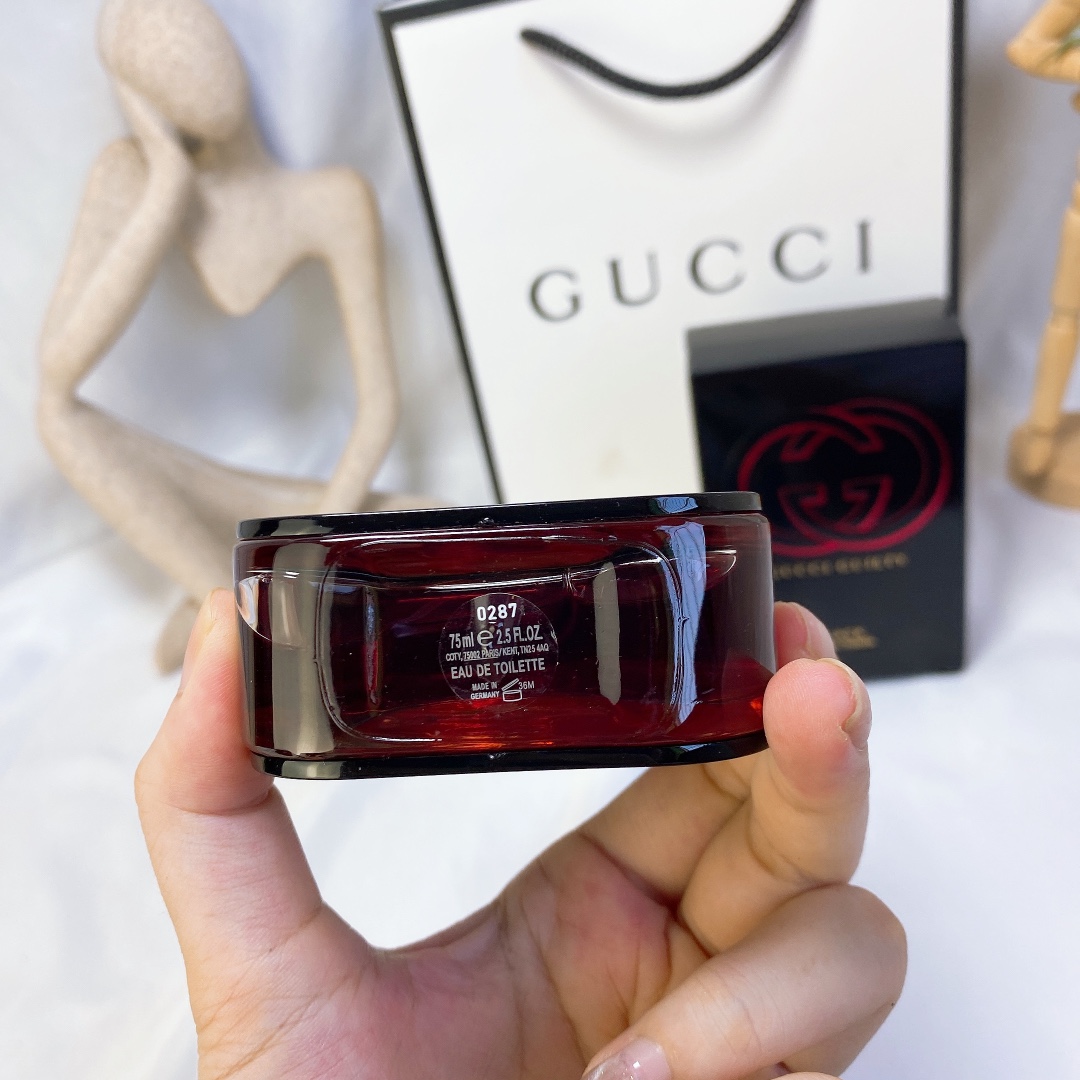 80💰原单品质
Gucci古驰Guilty黑色罪爱暗流惹火女士淡香水75ml

罪爱惹火女香
Gypsy Water
东方花香调
前调:粉红胡椒红浆果
中调：树莓桃子紫罗兰紫丁香
后调:广藿香琥珀焦糖
开始是广藿香苦苦的气味夹着莓
果的味道冲出来，然后莓果慢慢
消退，胡椒和花香慢慢涌出，再
后面是琥珀的味道，琥珀麝香带
来一种温暖感触，广藿香贯穿了
整个香味