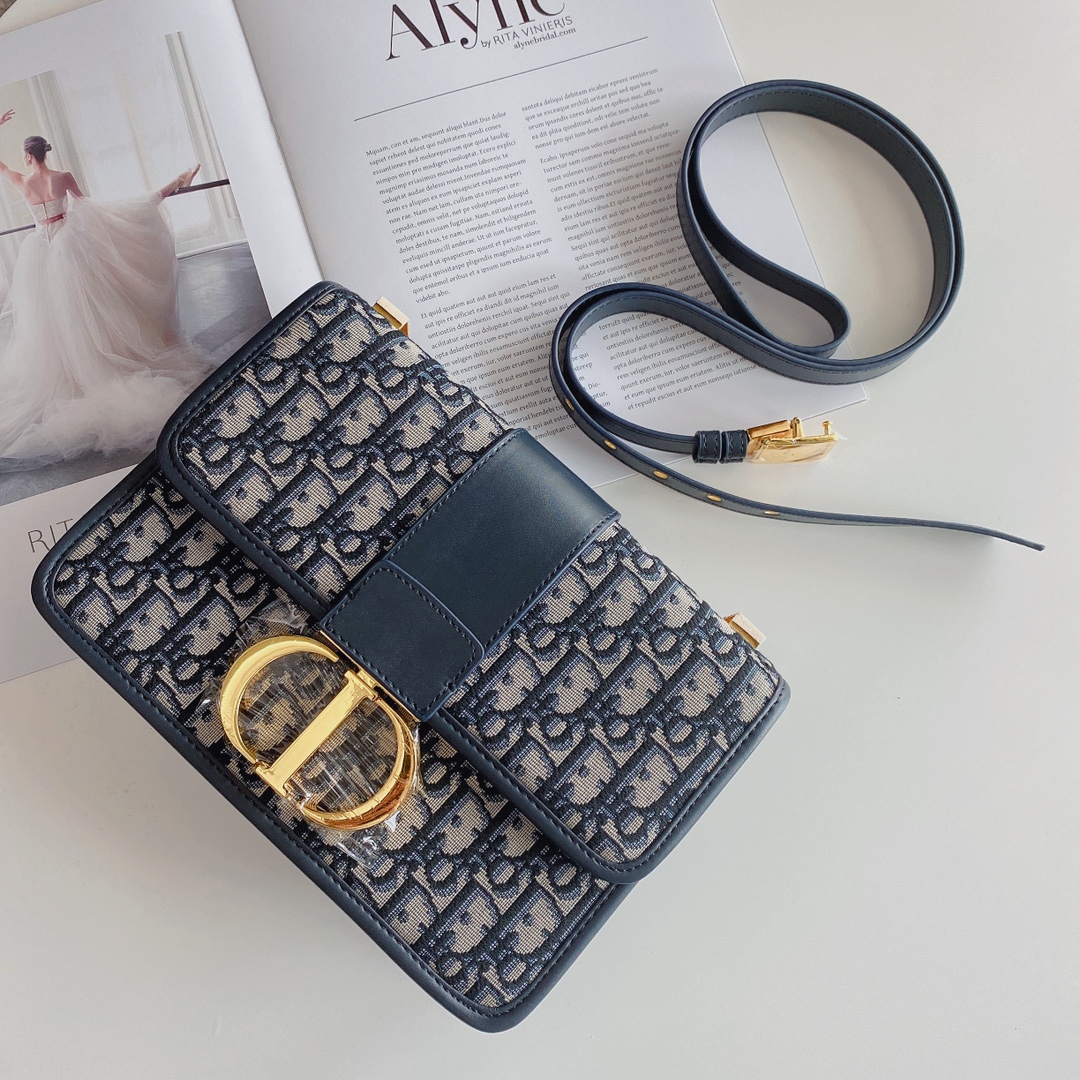 迪奥Dior蒙田包🅿️220(皮肩带款) 这款手袋采用 Oblique 印花精心装饰.打造优雅经典的造型.翻盖饰以复古金色饰面金属“CD”扣环.灵感源自 Christian Dior 香水瓶的封口.背面“30 Montaigne”压花标志等高雅的细节.突显时尚的设计. * 翻盖开合 * “CD”扣环 * 背面“30 Montaigne”压花标志 * 内部拉链口袋 * 后侧口袋 * 可手提、肩背或斜挎 规格:25*16.5* 8cm