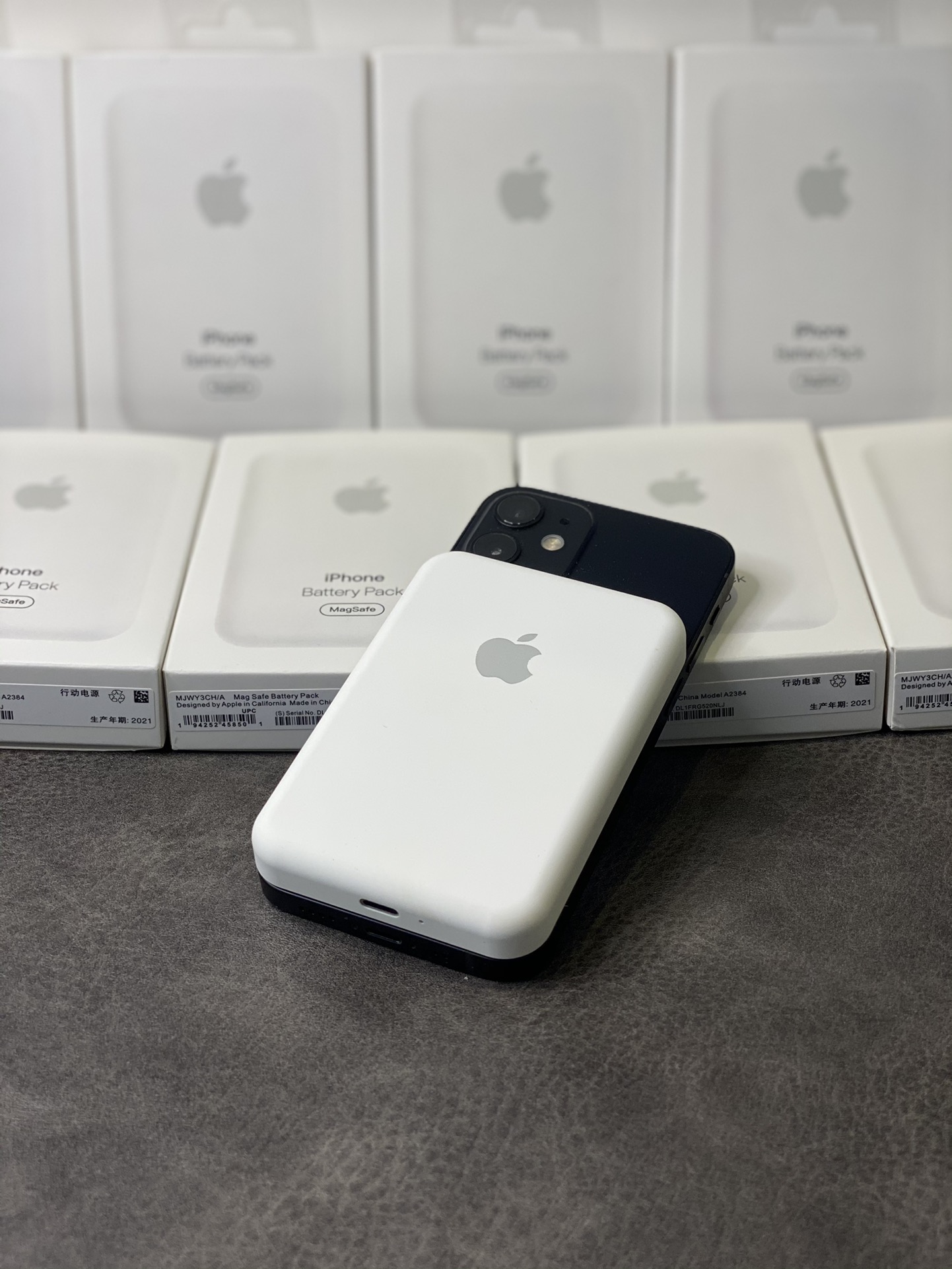 本地放💰80
苹果无线磁吸充电宝 官网可查‼️
iPhone 12机型可吸附手机上 不会掉
带弹窗效果 电量可以冲满手机1-2次。
外观不磨损支持退换 批发来谈!