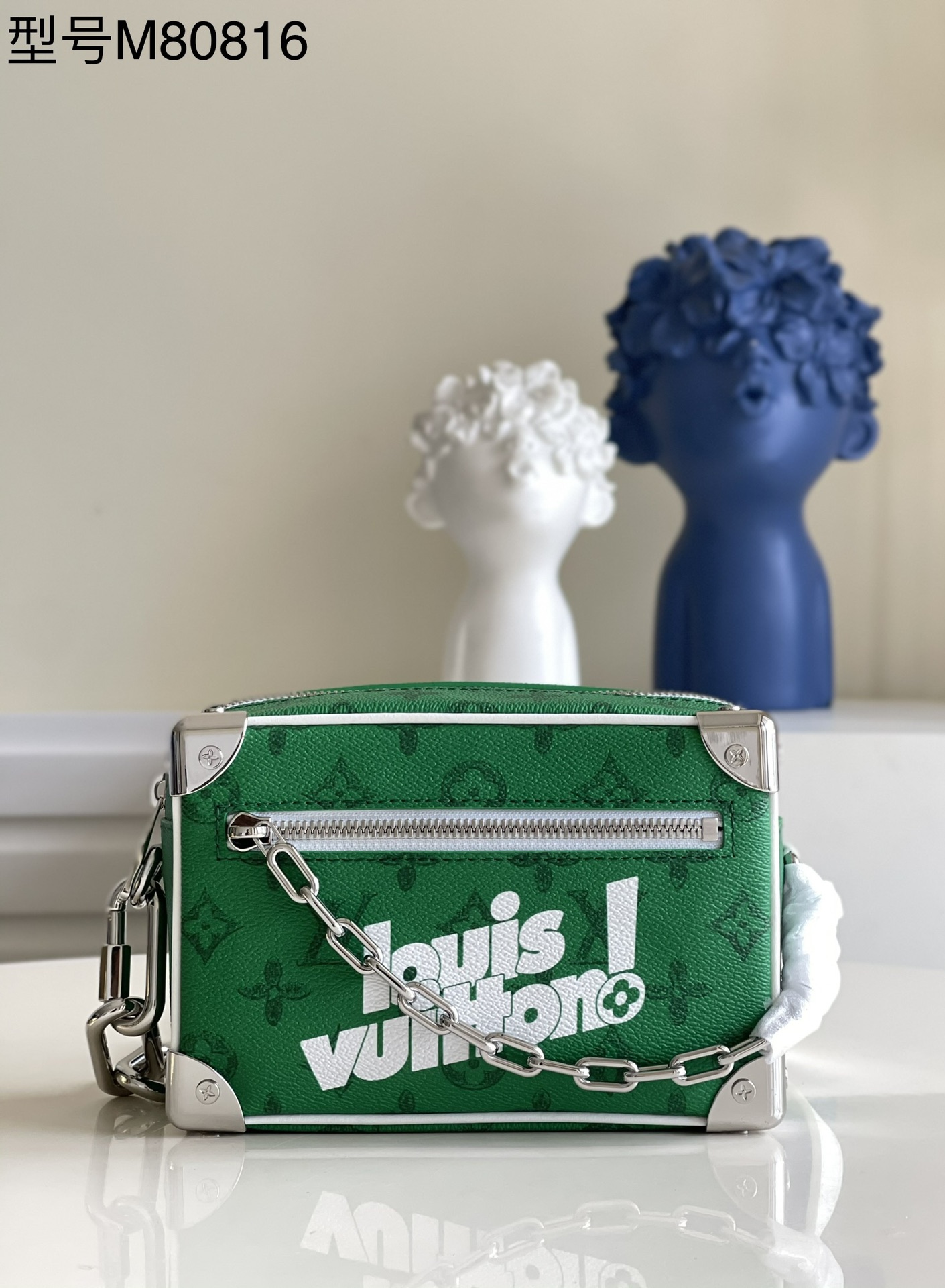 NO:397709,[Exclusive real photo M80816 green] This Mini Soft Trunk handbag presents a brand new louis vuitton! logo on the retro Monogram canvas surface, declaring the fashion proposition of Virgil Abloh through the -22 autumn and winter Everyday LV capsule series. The square configuration is matched with a rough chain, reinforced corners inherit the brand box elements, and the shoulder straps realize the choice of shoulder or crossbody. Detailed features 18.5 x 13 x 8 cm HT.,LV [original leather],louis vuitton,louis vuitton,louis vuitton19860909【独家实拍M80816绿】本款 Mini Soft Trunk 手袋于复古 Monogram 帆布表面呈现全新 louis vuitton! 标识,宣示 Virgil Abloh 借由 -22 秋冬 Everyday LV 胶囊系列传递的时尚主张.方正构型搭配粗犷链条,加固边角承袭品牌制箱元素,肩带实现肩背或斜挎选择. 详细特征18.5 x 13 x 8 厘米 HT.,LV【原厂皮】,louis vuitton,louis vuitton,Bag