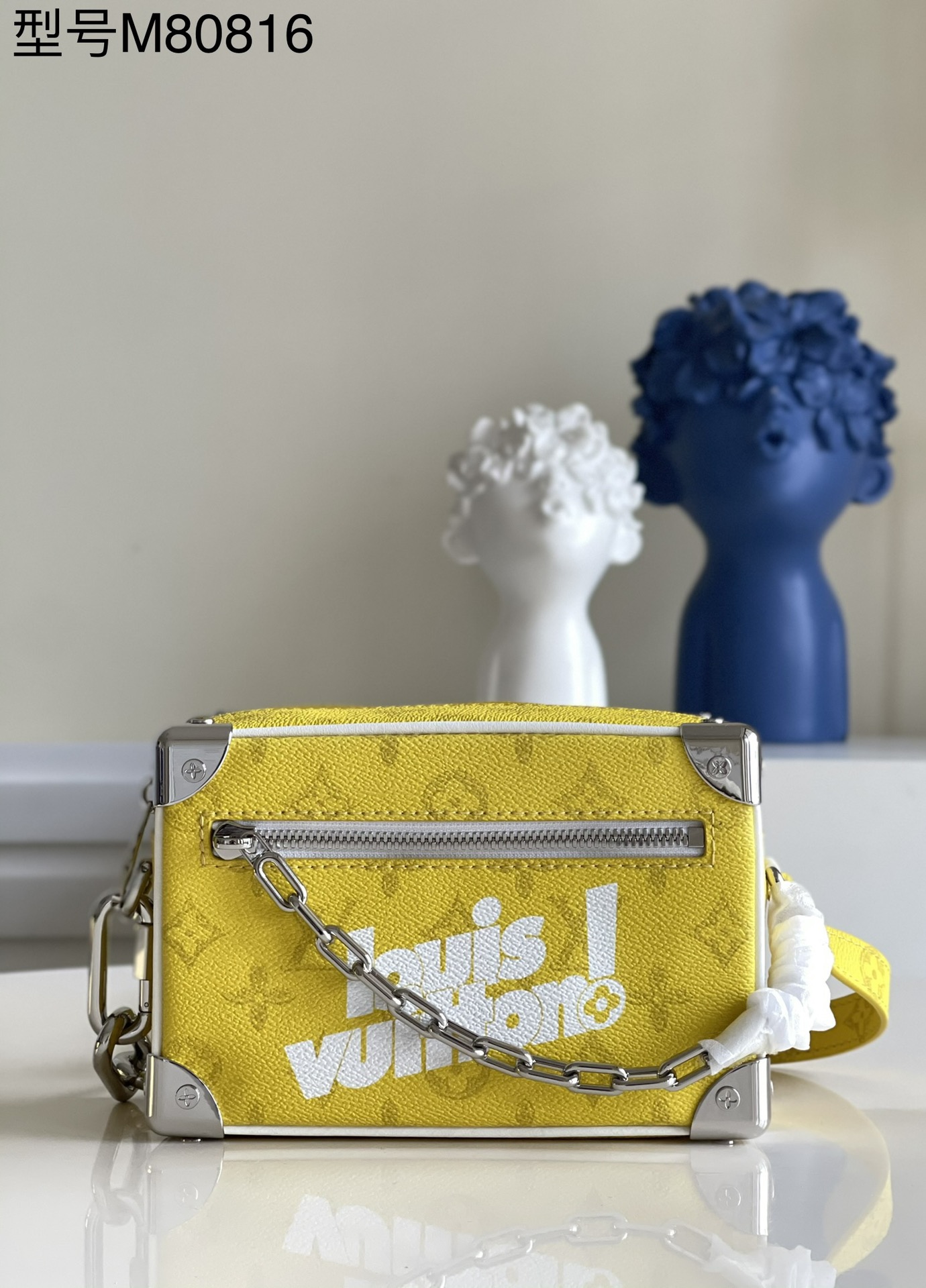 NO:397712,[Exclusive real photo M80816 yellow] This Mini Soft Trunk handbag presents a brand new louis vuitton! logo on the retro Monogram canvas surface, declaring the fashion proposition of Virgil Abloh through the -22 autumn and winter Everyday LV capsule series. The square configuration is matched with a rough chain, reinforced corners inherit the brand box elements, and the shoulder straps realize the choice of shoulder or crossbody. Detailed features 18.5 x 13 x 8 cm HT.,LV [original leather],louis vuitton,louis vuitton,louis vuitton19860909【独家实拍M80816黄】本款 Mini Soft Trunk 手袋于复古 Monogram 帆布表面呈现全新 louis vuitton! 标识,宣示 Virgil Abloh 借由 -22 秋冬 Everyday LV 胶囊系列传递的时尚主张.方正构型搭配粗犷链条,加固边角承袭品牌制箱元素,肩带实现肩背或斜挎选择. 详细特征18.5 x 13 x 8 厘米 HT.,LV【原厂皮】,louis vuitton,louis vuitton,Bag
