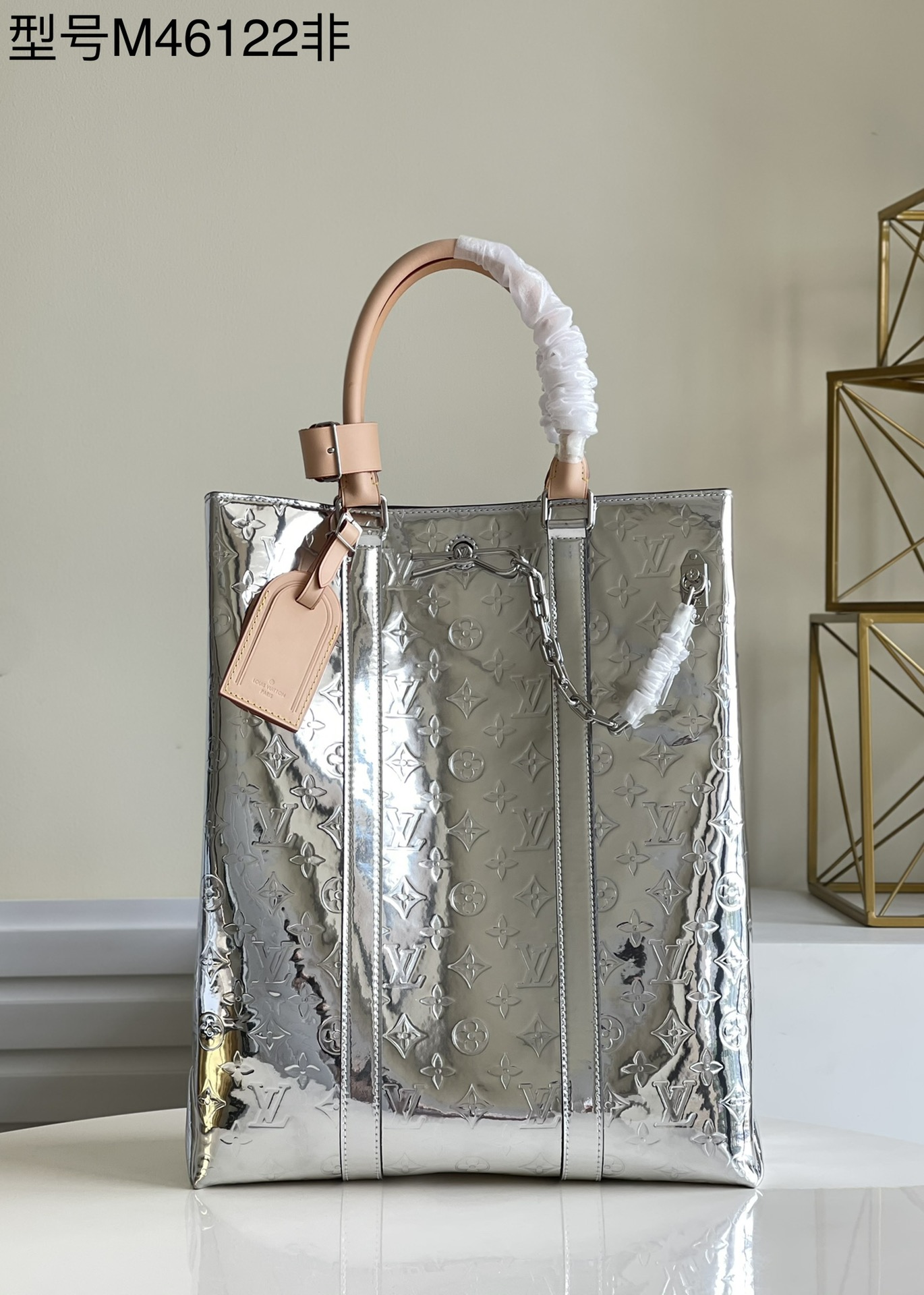 NO:397636,[Exclusive real shot of M46112 silver] This mirrored Carry It Tote handbag comes from -22 Autumn and Winter LV Mirror Mirror capsule series, made of Virgil Abloh's newly launched reflective Monogram Mirror canvas, matched with natural leather handles and brand names. Size 32.0 x 14.0 x 38.0cm m.830 [Warm reminder that this Tote is too big and does not match the packaging!  】,LV【Original Skin】,louis vuitton19860909【独家实拍M46112银】本款镜面Carry It 托特手袋出自 -22 秋冬 LV Mirror Mirror 胶囊系列,取材 Virgil Abloh 全新推出的反光效果 Monogram Mirror 帆布,搭配天然皮革手柄和名牌.尺寸32.0 x 14.0 x 38.0cm m.830【温馨提示此款托特太大,不配包装！】,LV【原厂皮】,louis vuitton,Bag