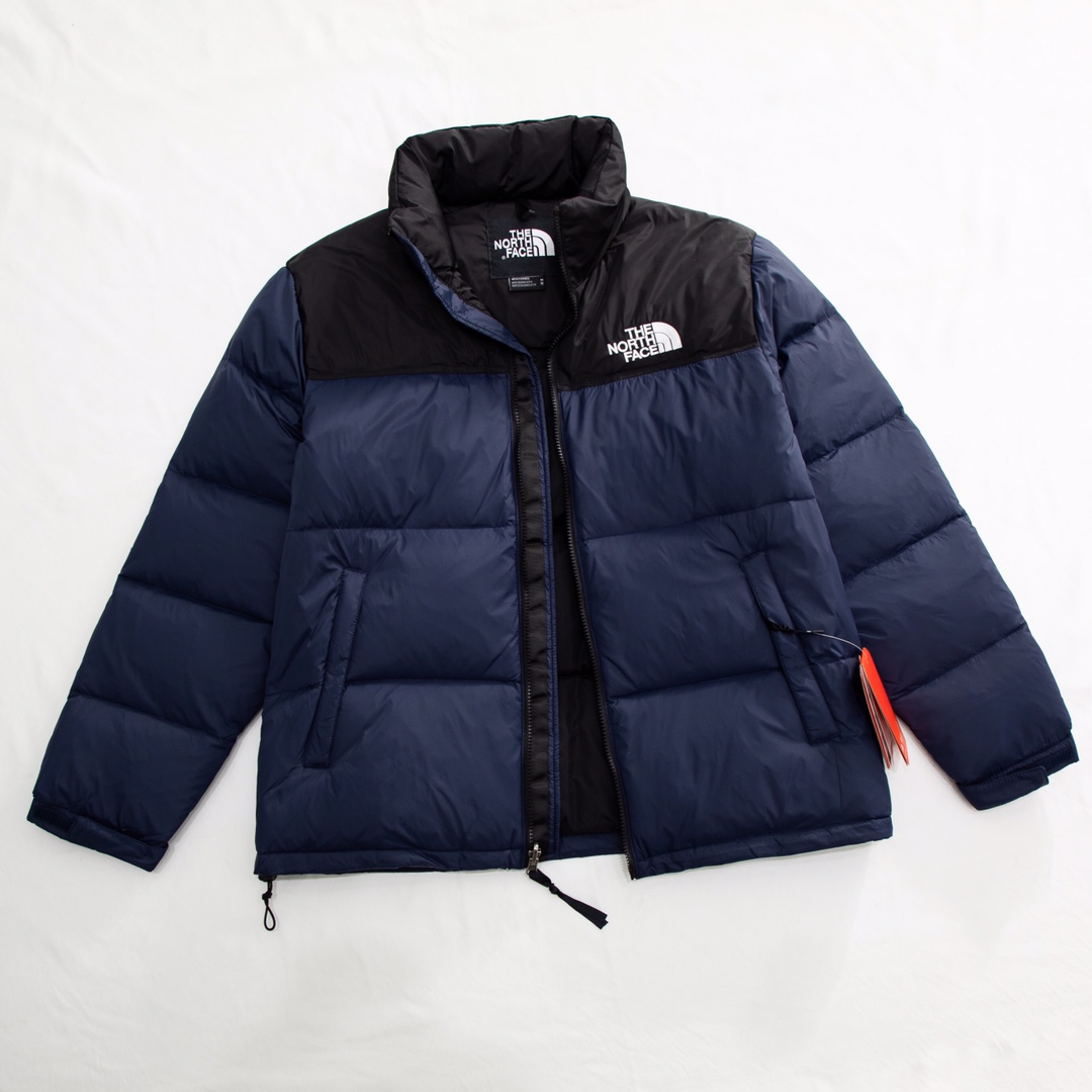 💰150
北面1996美版棉服（实拍图）.
-今年高版本，所有细节全部对版，面料五金全部原版开模，最重要的刺绣达到1.3w针，由百灵达机器调试20多次才能达到完美效果。充绒方面绝不含糊，内层双层胆布，绝不跑棉
-黑色 橘色 粉色 藏青蓝色 灰色 白色 草绿 墨绿
M  L  XL  2XL