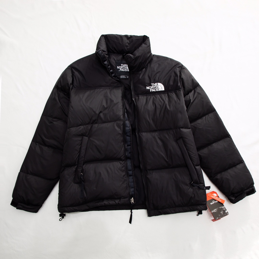 💰150
北面1996美版棉服（实拍图）.
-今年高版本，所有细节全部对版，面料五金全部原版开模，最重要的刺绣达到1.3w针，由百灵达机器调试20多次才能达到完美效果。充绒方面绝不含糊，内层双层胆布，绝不跑棉
-黑色 橘色 粉色 藏青蓝色 灰色 白色 草绿 墨绿
M  L  XL  2XL