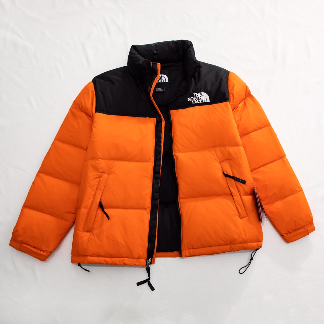 💰150
北面1996美版棉服（实拍图）.
-今年高版本，所有细节全部对版，面料五金全部原版开模，最重要的刺绣达到1.3w针，由百灵达机器调试20多次才能达到完美效果。充绒方面绝不含糊，内层双层胆布，绝不跑棉
-黑色 橘色 粉色 藏青蓝色 灰色 白色 草绿 墨绿
M  L  XL  2XL