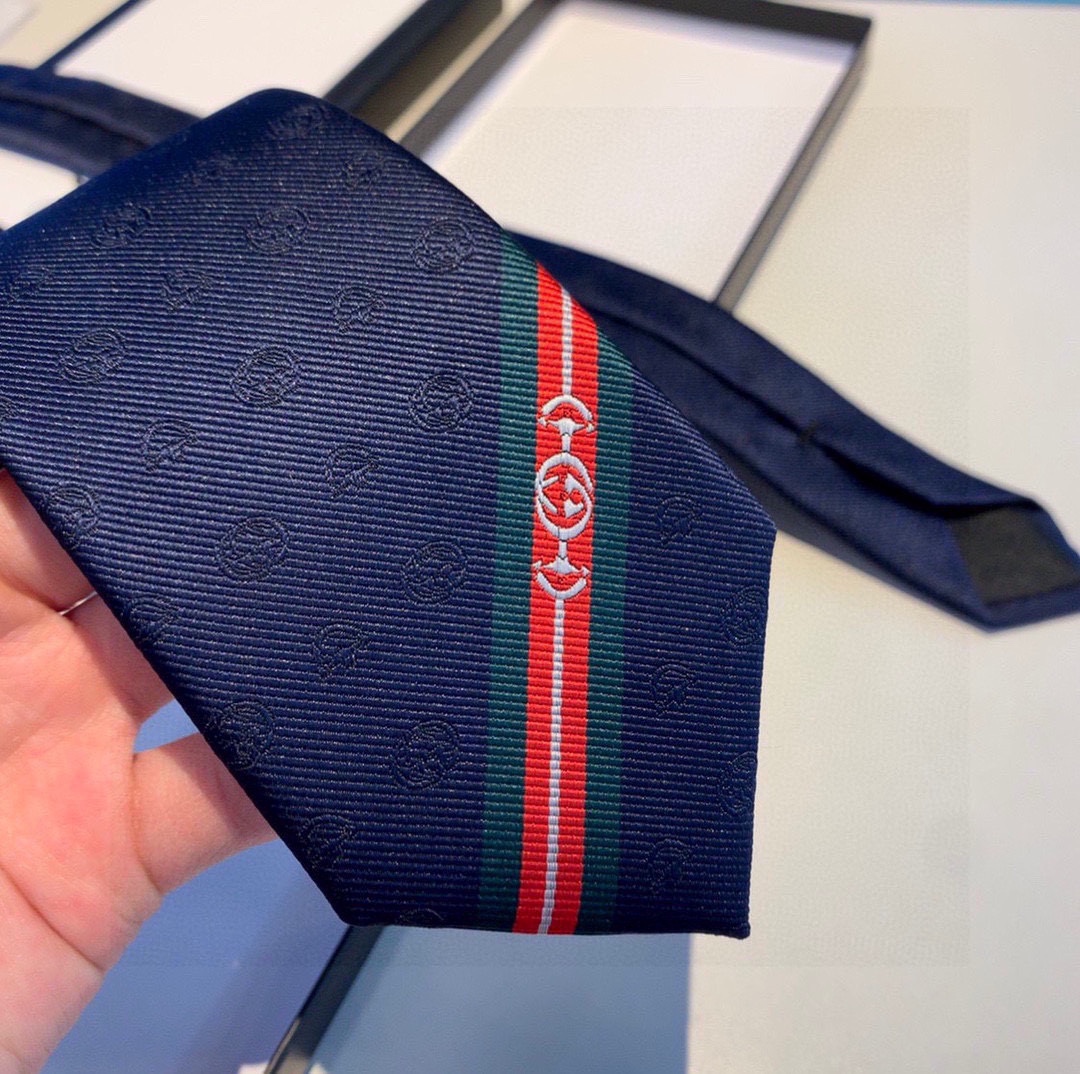 特配包装这款蓝色领带饰有突显双G和马