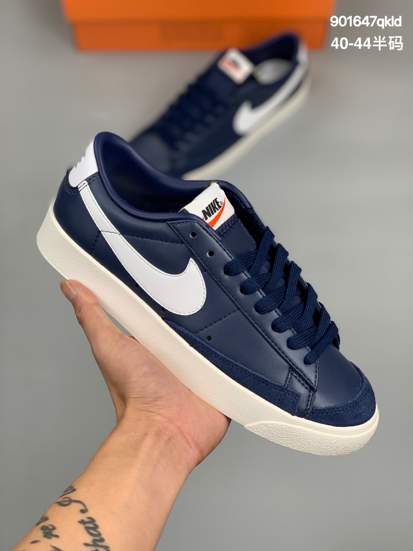 
公司级NIKE SB ZOOM BLAZER MID‘77 开拓者运动鞋板鞋融合经典复古款式与时尚街头风格设计，向网球文化的辉煌历史致敬。中底饰有帆布饰边，塑就经典网球风格外观，全掌型橡胶外底搭配人字形底纹，铸就可驾驭多种地面的强劲抓地力，营造经典风范。货号：DA6364-101
尺码:40 40.5 41 42 42.5 43 44
编码:901647qkld