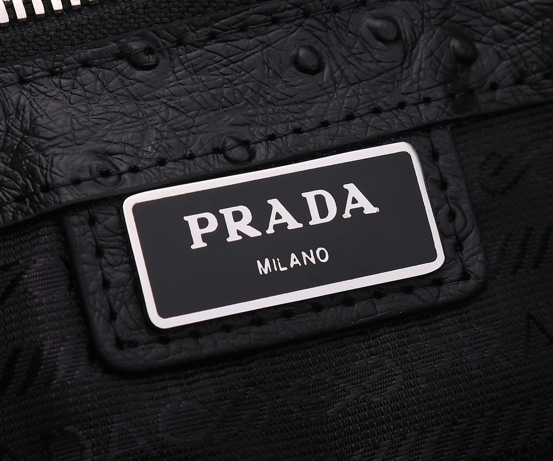 Prada 鸵鸟纹 P家出新款男包鸵鸟纹 内进口羊皮 五金 165代工码 轻便又 男士的需求
