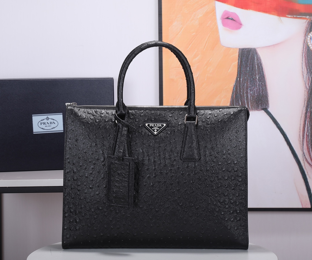 Prada 鸵鸟纹 P家出新款男包鸵鸟纹 内进口羊皮 五金 165代工码 轻便又 男士的需求
