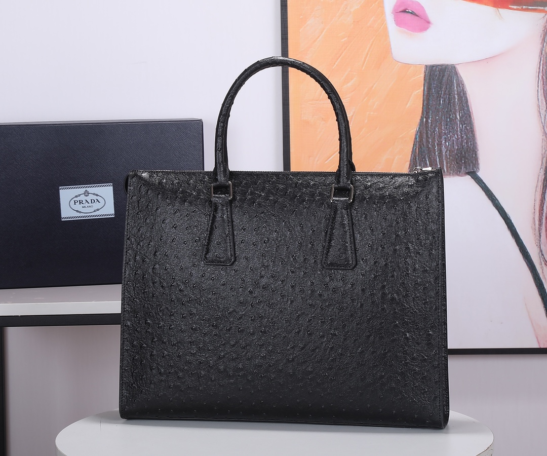 Prada 鸵鸟纹 P家出新款男包鸵鸟纹 内进口羊皮 五金 165代工码 轻便又 男士的需求