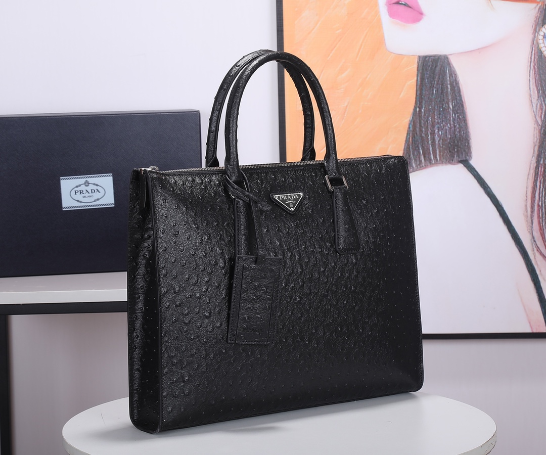 Prada 鸵鸟纹 P家出新款男包鸵鸟纹 内进口羊皮 五金 165代工码 轻便又 男士的需求
