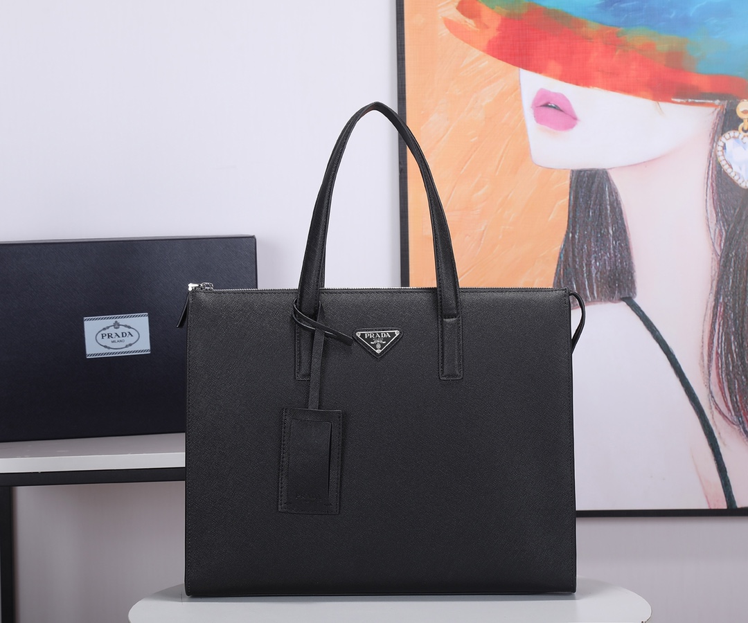 Prada 内部配拉链式口袋、贴布口袋和小贴布口袋，Pra徽标尼龙衬里，尺寸：30×9×40cm
