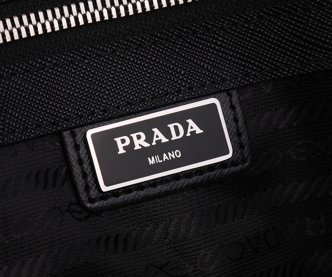 Prada 内部配拉链式口袋、贴布口袋和小贴布口袋，Pra徽标尼龙衬里，尺寸：30×9×40cm