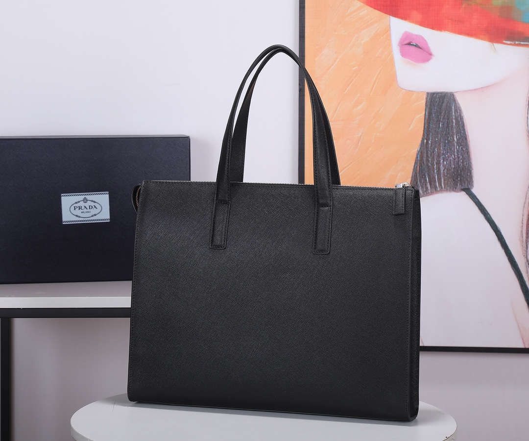 Prada 内部配拉链式口袋、贴布口袋和小贴布口袋，Pra徽标尼龙衬里，尺寸：30×9×40cm