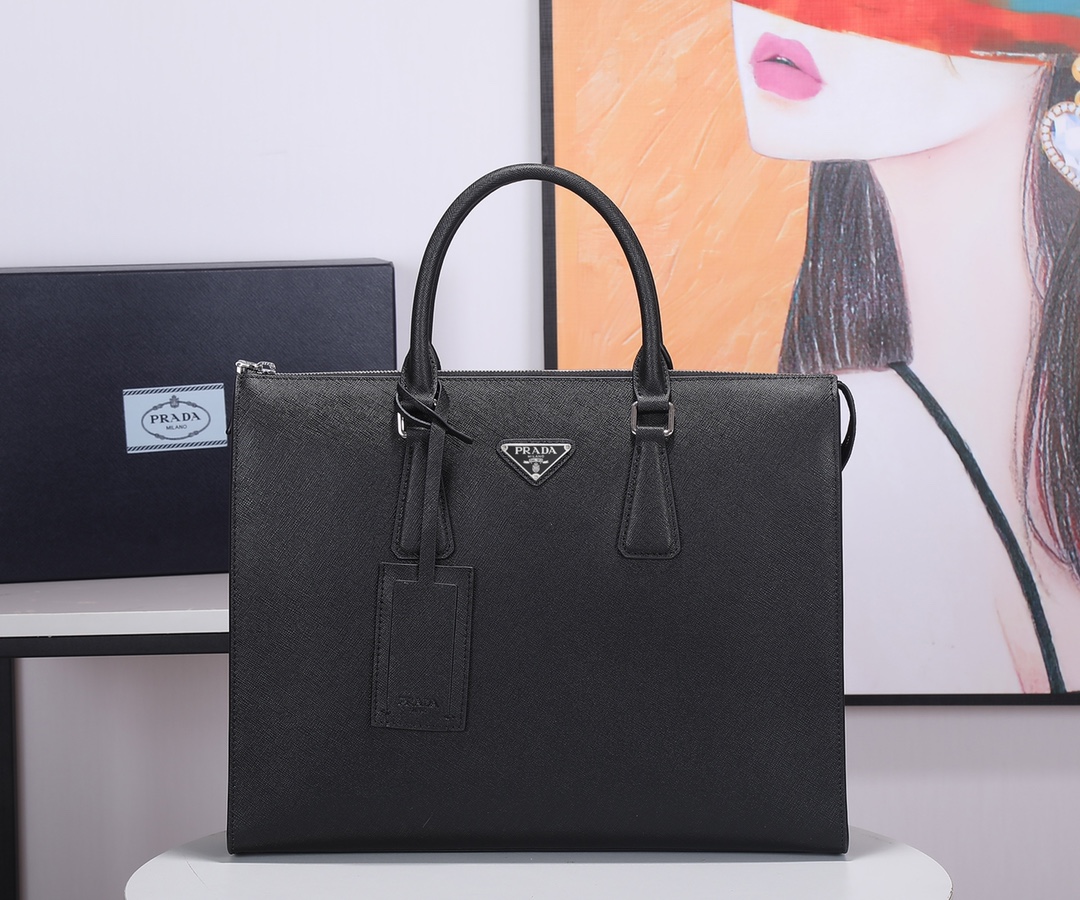 Prada 内部配拉链式口袋、贴布口袋和小贴布口袋，Prada徽标尼龙衬里，尺寸：30 × 9 × 40 cm