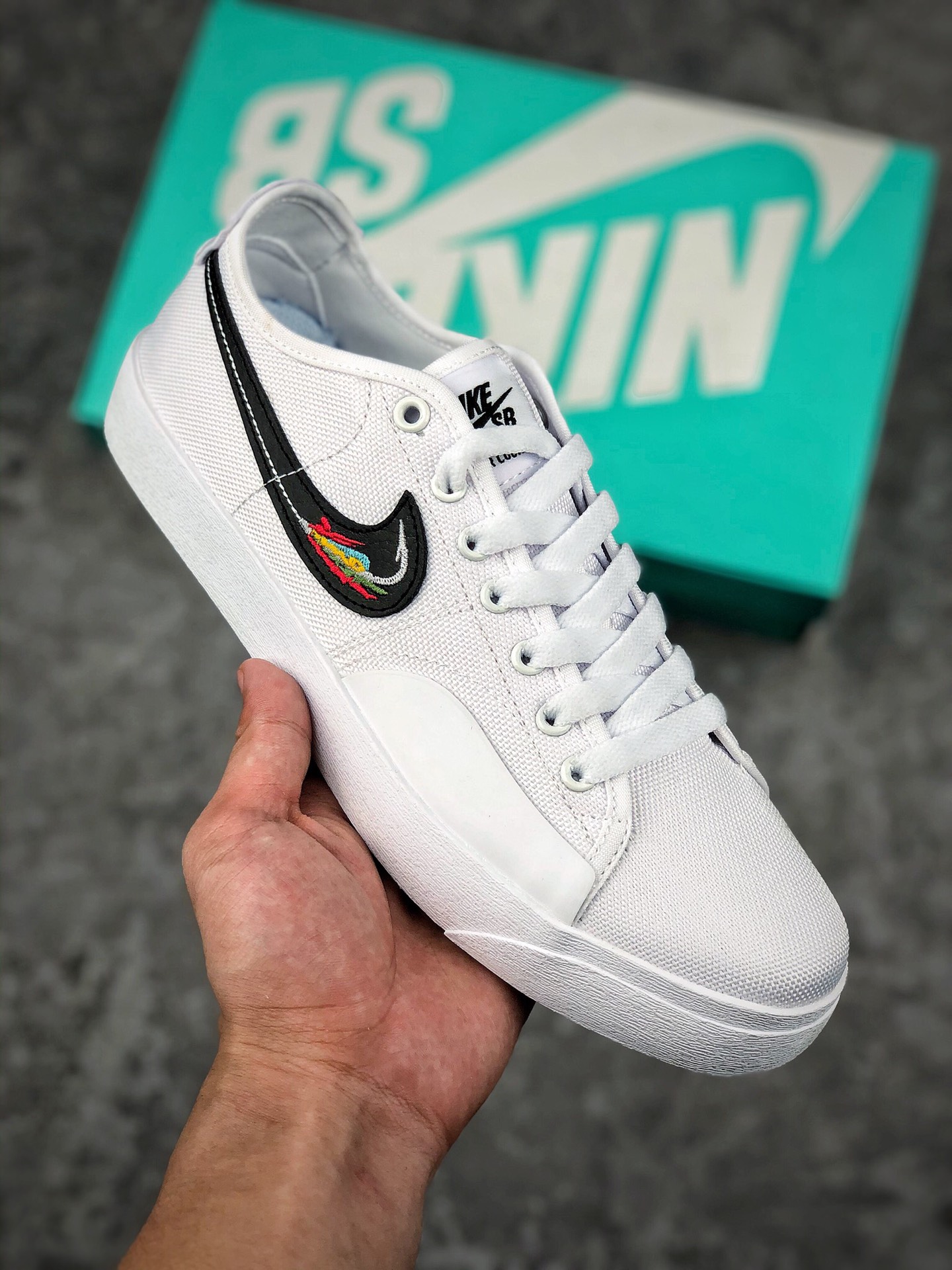  支持放店
Daan Van Der Linden x Nike SB Blazer Court 淡卡其 鱼钩复古滑板鞋，采用简约外观和经典材料，为街头带来复古气息。跳区搭配橡胶，弹性十足且具有非凡抓地力，助你攻克严苛的滑板训练。
货号：CZ5605-201
Size：36 36.5 37.5 38 38.5 39 40 40.5 41 42 42.5 43 44 45