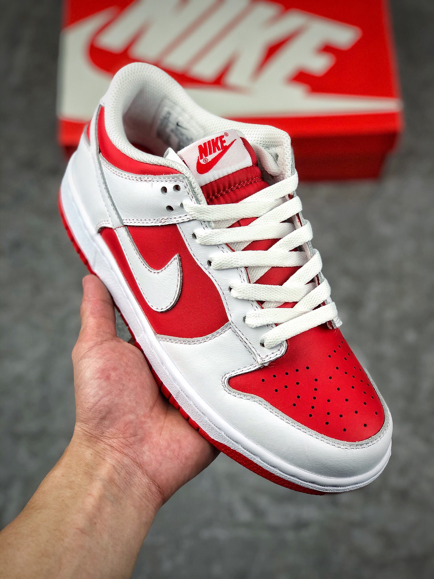  终端放货
Nike Dunk Low “University Red” 大学红 DD1391-600
这款Nike Dunk Low采用大学红、白色和橙色组合。鞋底、尼龙鞋舌和鞋跟、鞋垫和橡胶外底均采用红色皮革。接下来，白色皮革击中覆盖层、鞋舌标签、鞋带、鞋跟、衬垫和中底。最后，橙色落在鞋垫品牌上以完成外观。
尺码：36 36.5 37.5 38 38.5 39 40 40.5 41 42 42.5 43 44 44.5 45 46