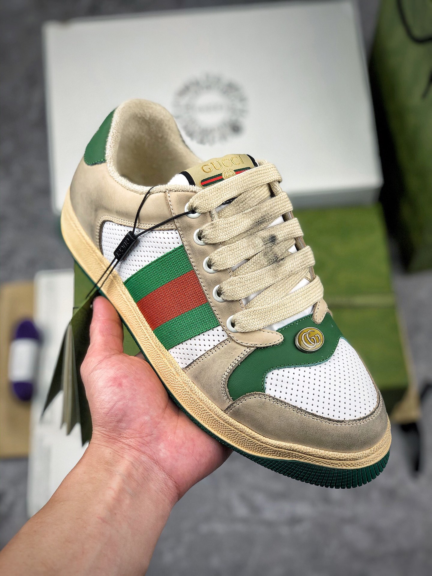  核心放店 
现货主推 2021包装全新升级 B包性价比芯片版本
Gucci Distressed Screener sneaker 幸运绿 经典型原复古百搭做旧老板爹鞋/复古学院风 怀旧版 原版做旧 
#右脚鞋嵌底入NFC防伪芯装片置＋鞋盒标二唯扫码描 秒进官网
#原装大意利进口 里外全皮 全套包装 
#全头层顶软级牛皮 广东代出工品 
码数：35-45