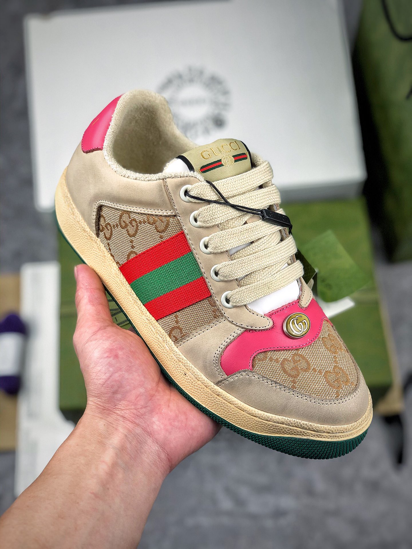  核心放店 
现货主推 2021包装全新升级 B包性价比芯片版本
Gucci Distressed Screener sneaker 幸运绿 经典型原复古百搭做旧老板爹鞋/复古学院风 怀旧版 原版做旧 
#右脚鞋嵌底入NFC防伪芯装片置＋鞋盒标二唯扫码描 秒进官网
#原装大意利进口 里外全皮 全套包装 
#全头层顶软级牛皮 广东代出工品 
码数：35-39