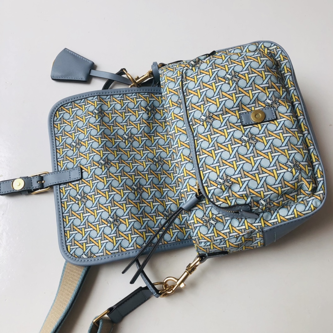 The nylon pack, which is hand-held and one-shoulder-slashed back, is good for all - 图片 6