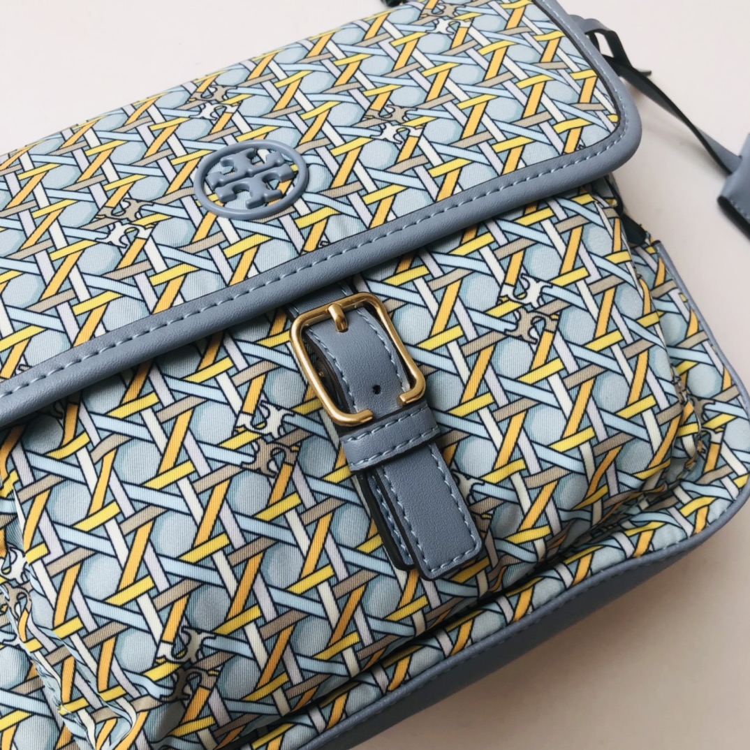The nylon pack, which is hand-held and one-shoulder-slashed back, is good for all - 图片 7