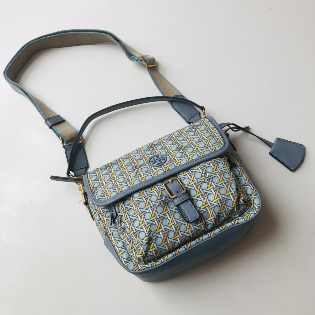 The nylon pack, which is hand-held and one-shoulder-slashed back, is good for all