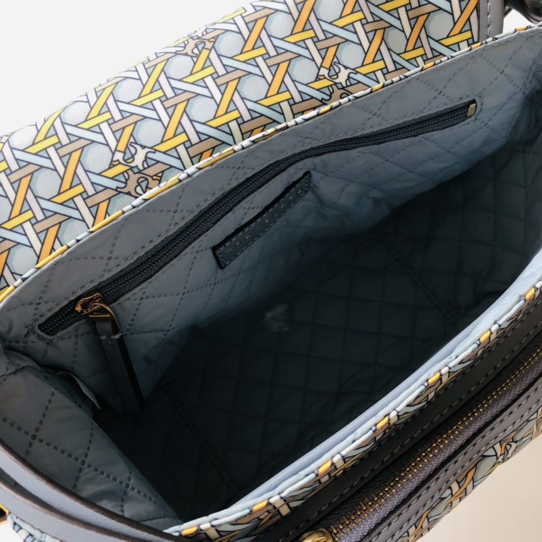 The nylon pack, which is hand-held and one-shoulder-slashed back, is good for all - 图片 8