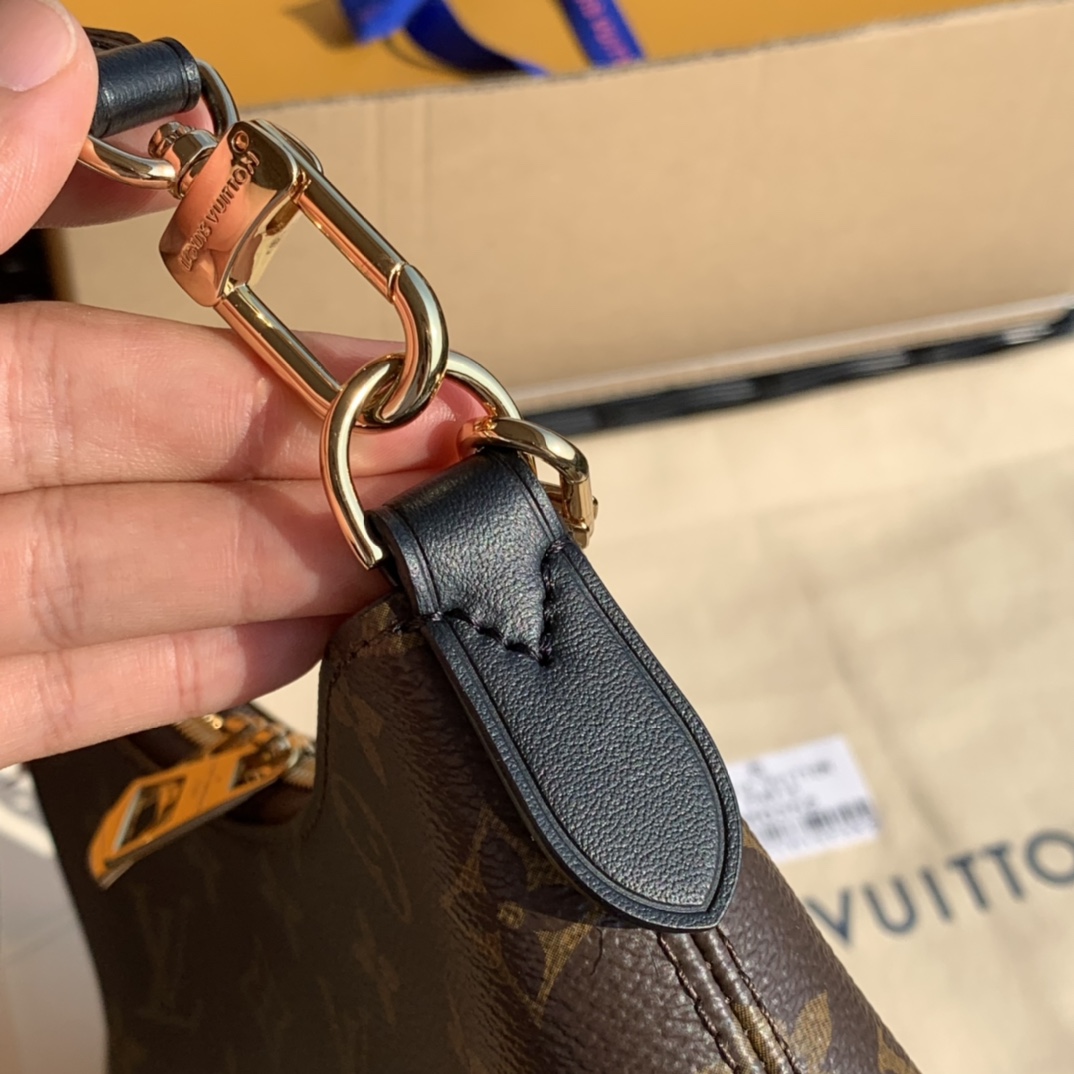 🌼 m45831尺寸：29 x 16 x 9.5 cm 黑色！香港贸易公司订单！！牛角造型 经典老花 外