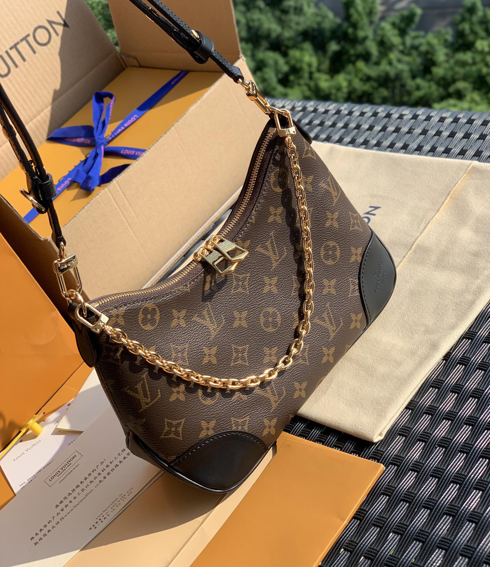 🌼 m45831尺寸：29 x 16 x 9.5 cm 黑色！香港贸易公司订单！！牛角造型 经典老花 外