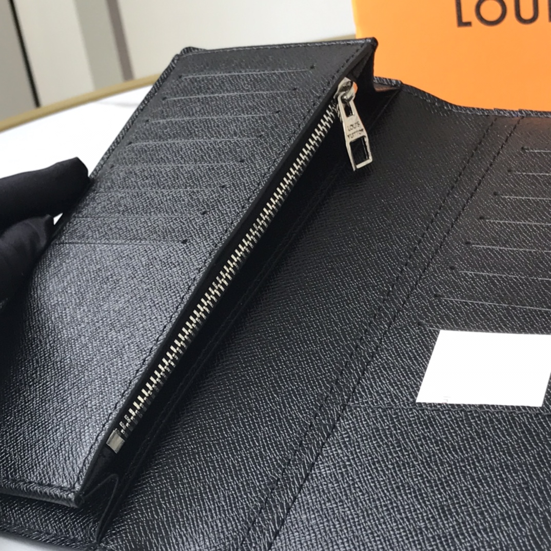 Leather wallet in gift box